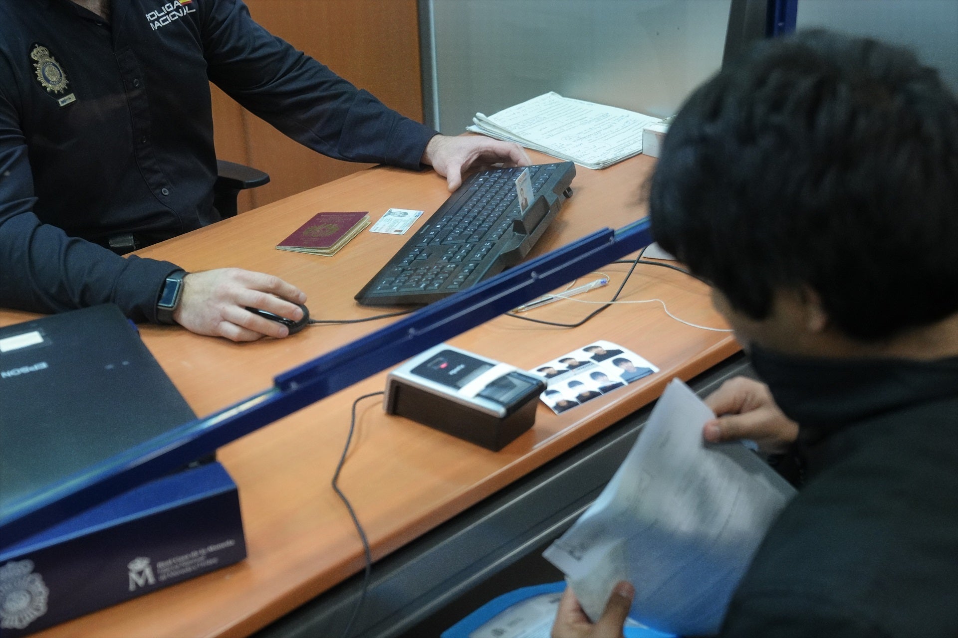 Una persona fent tràmits d'estrangeria en una comissaria de la Policia Nacional | Europa Press