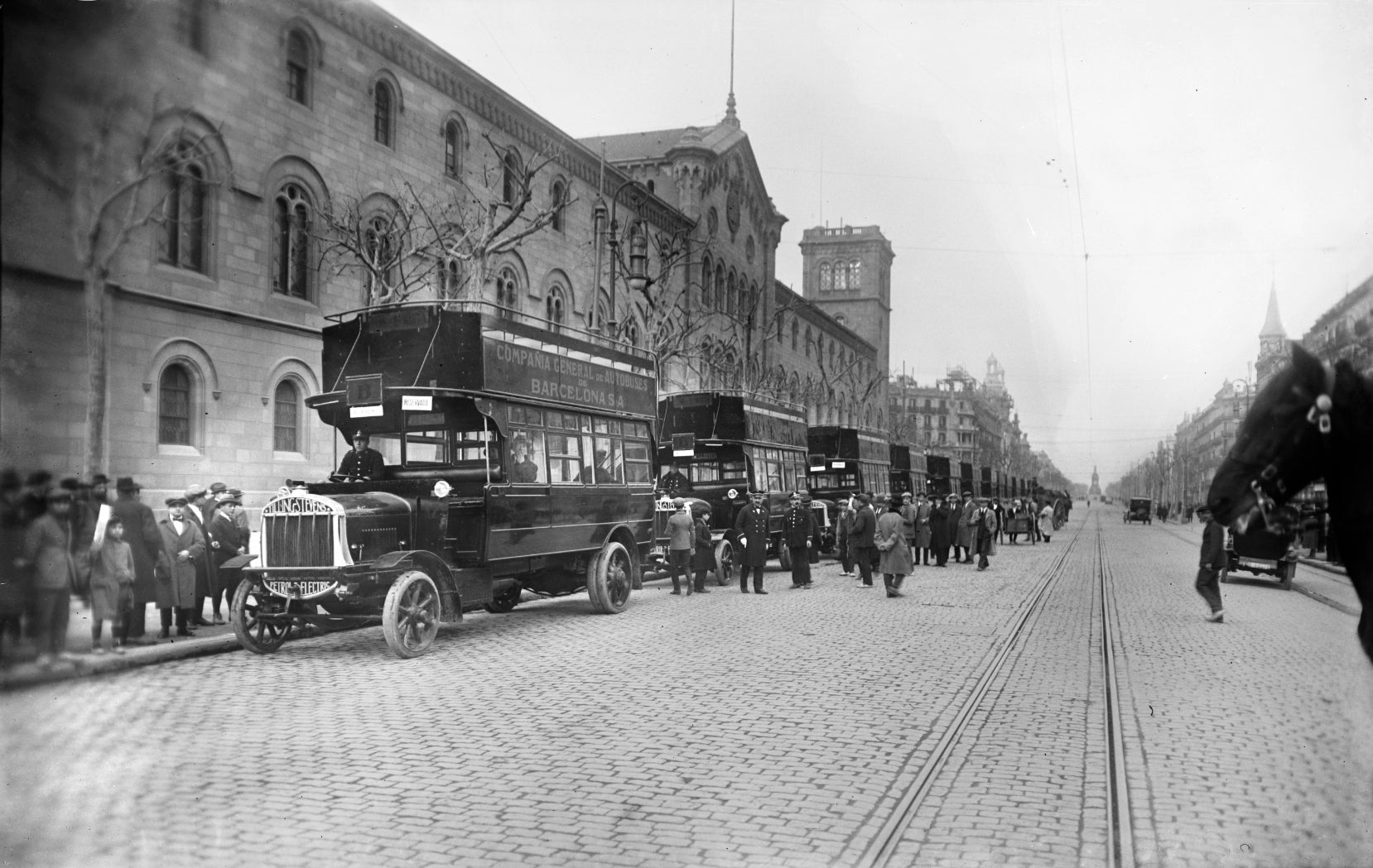 Fotografia de Josep Brangulí que mostra la Gran Via a l'altura de l'edifici històric de la Universitat de Barcelona (UB) el 16 de febrer del 1926 