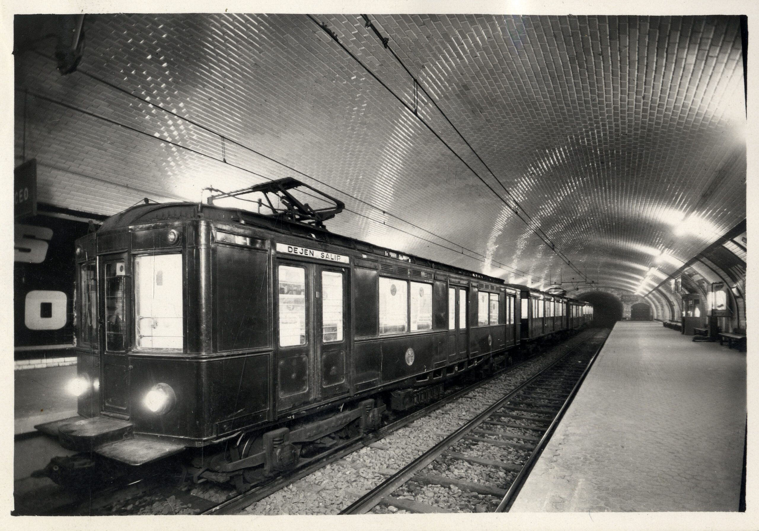 Sèrie 300 a l'estació de Catalunya, 1949. Autor: Brangulí. Arxiu Fundació TMB