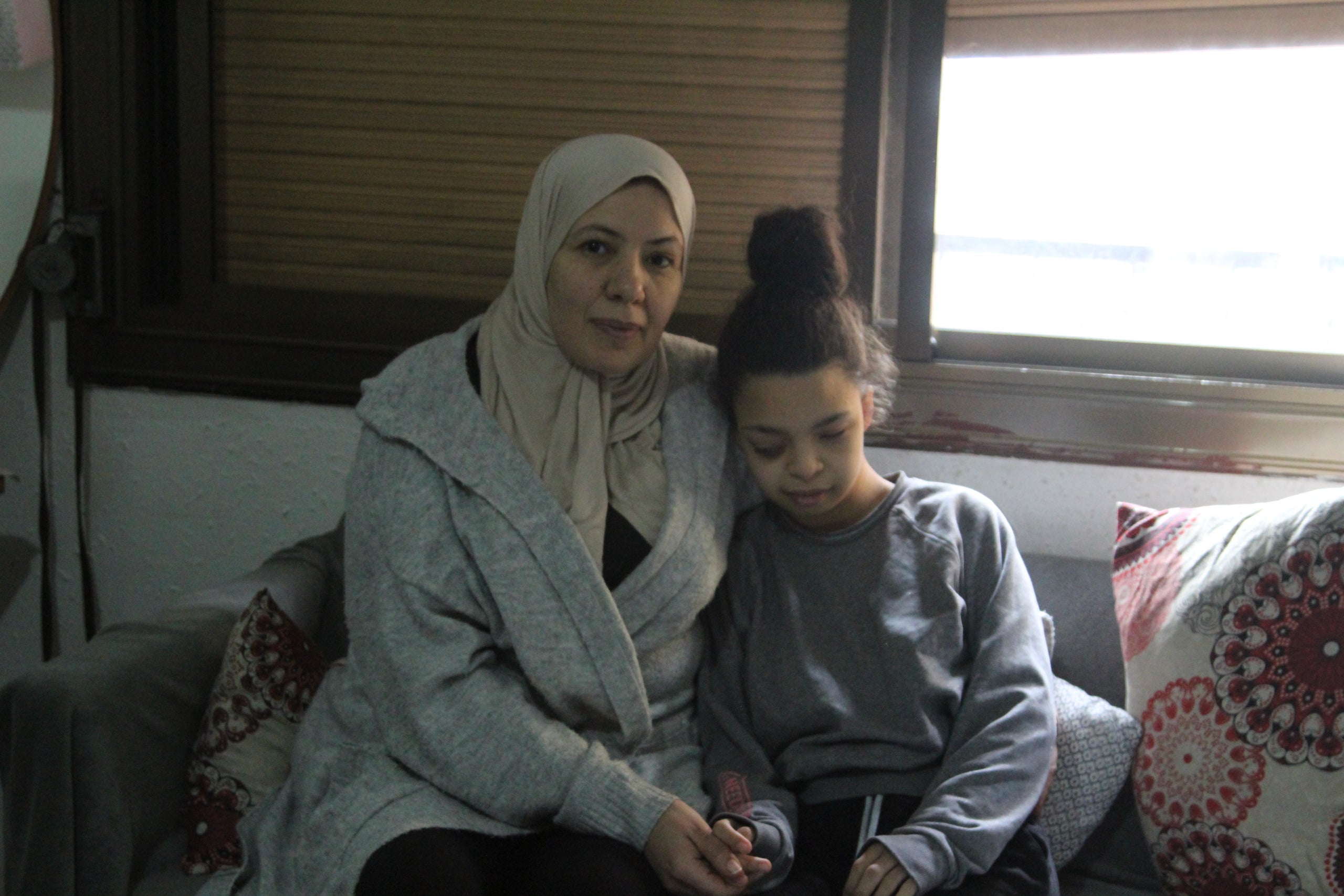 La Nabila Saudi i la seva filla Oualaa al pis de la rambla de Prim on resideixen des de l'agost del 2024 / A.R.