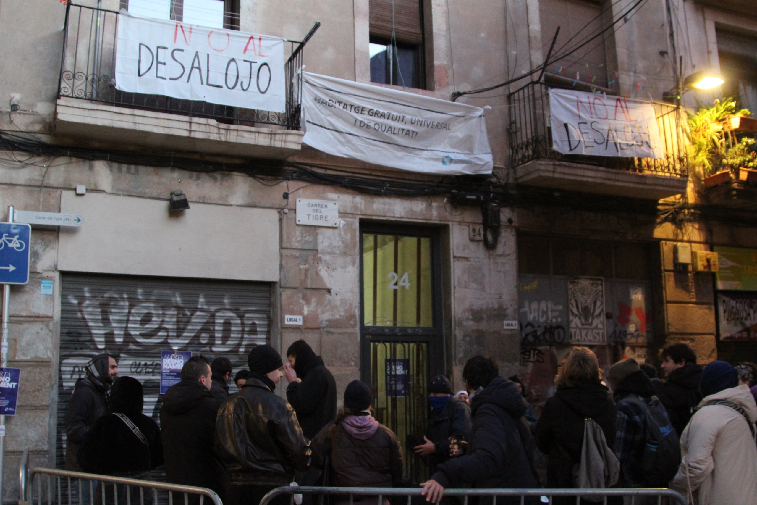 Desnonament de set famílies amb contracte en vigor del número 24 del carrer del Tigre del Raval / A.R.