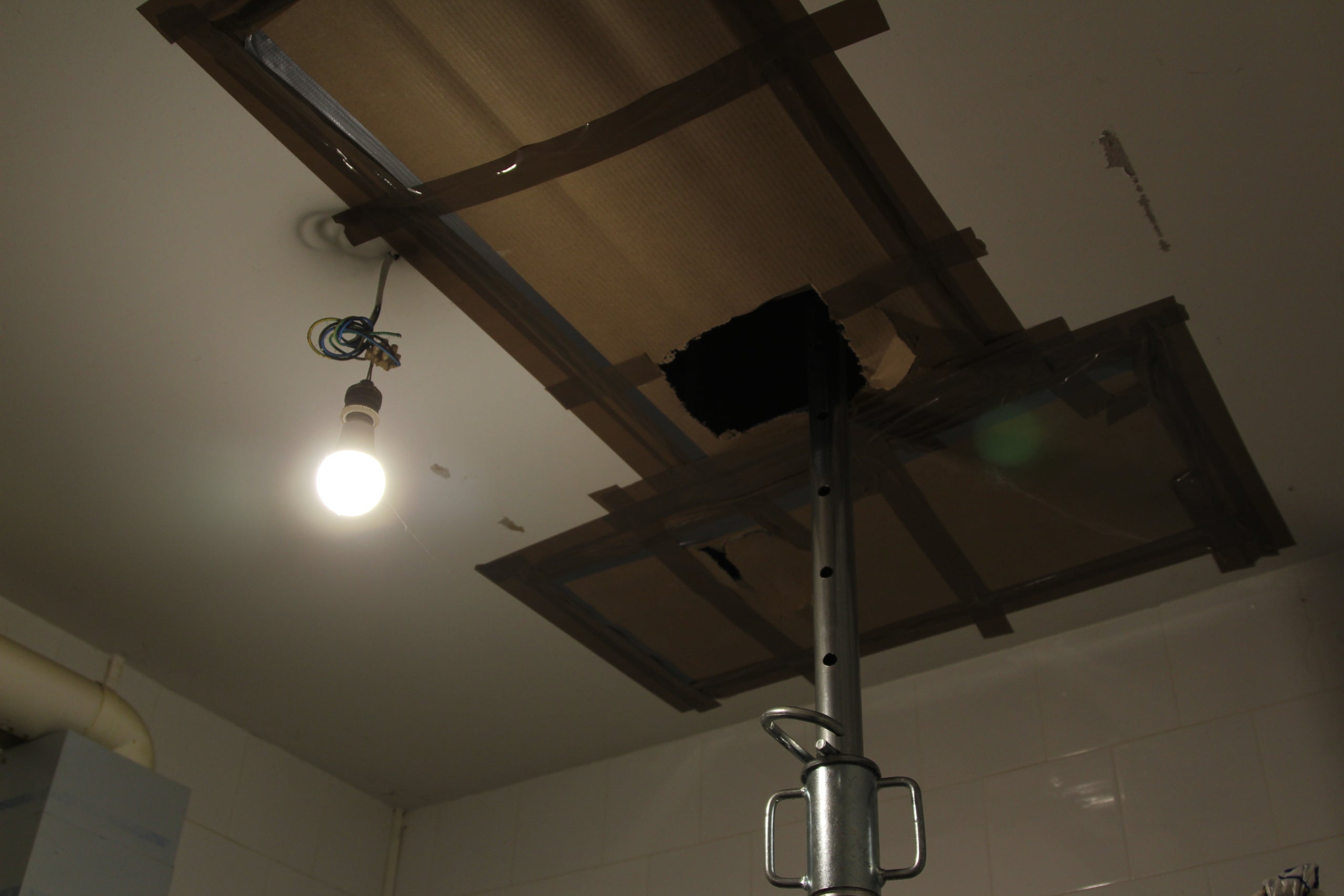 El pis de l'Elsie al carrer del Tigre del Raval està completament apuntalat des de fa mesos / A.R.