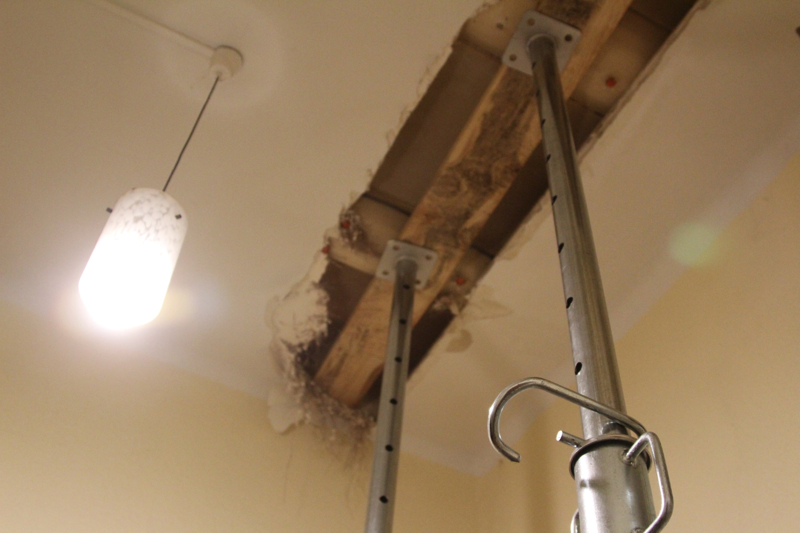 El pis de l'Elsie al carrer del Tigre del Raval està completament apuntalat des de fa mesos / A.R.