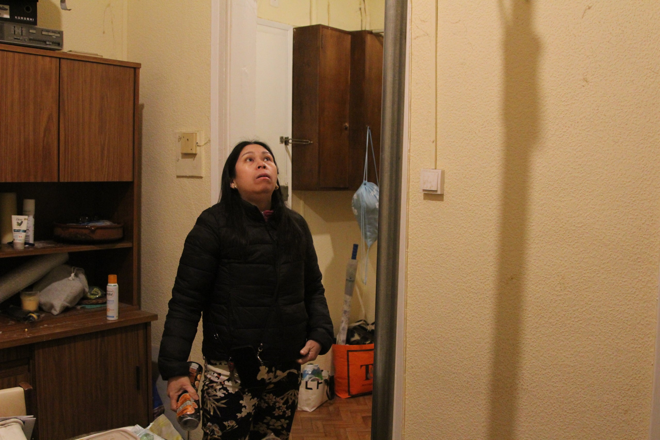 El pis de l'Elsie al carrer del Tigre del Raval està completament apuntalat des de fa mesos / A.R.