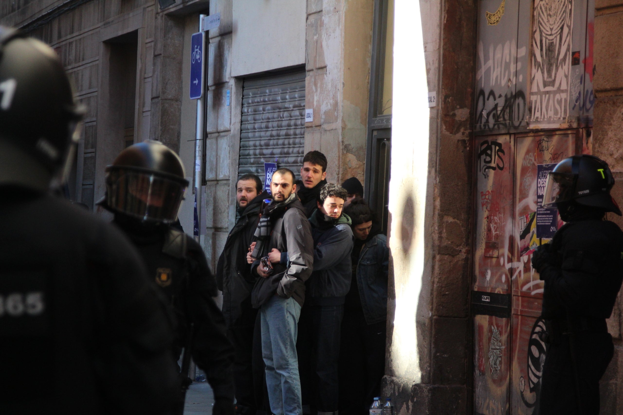 Desnonament de set famílies amb contracte en vigor del número 24 del carrer del Tigre del Raval / A.R.