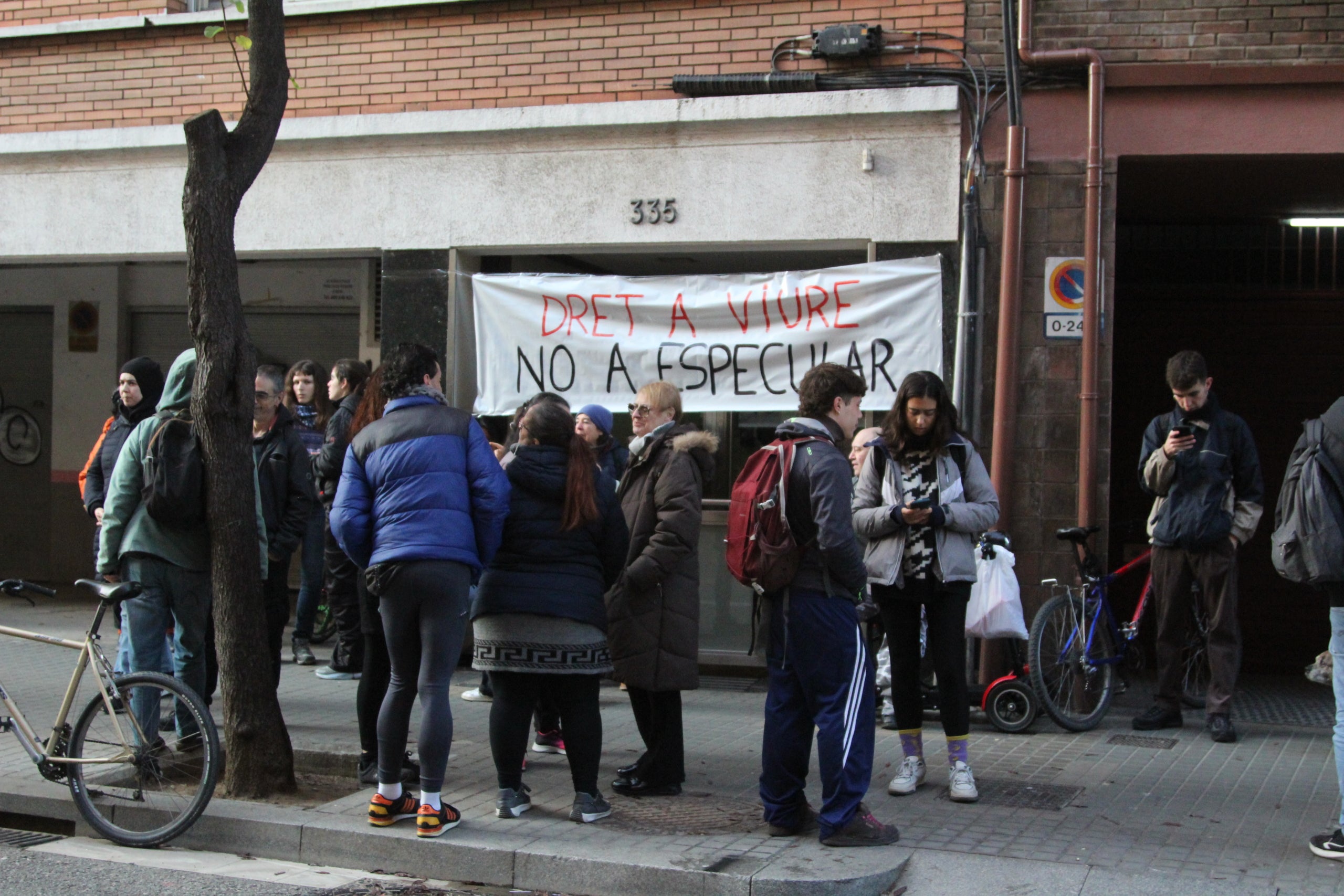 Concentració per evitar el desnonament de l'Ana Barrios, supervivent de violència masclista i mare de tres menors amb autisme / A.R.