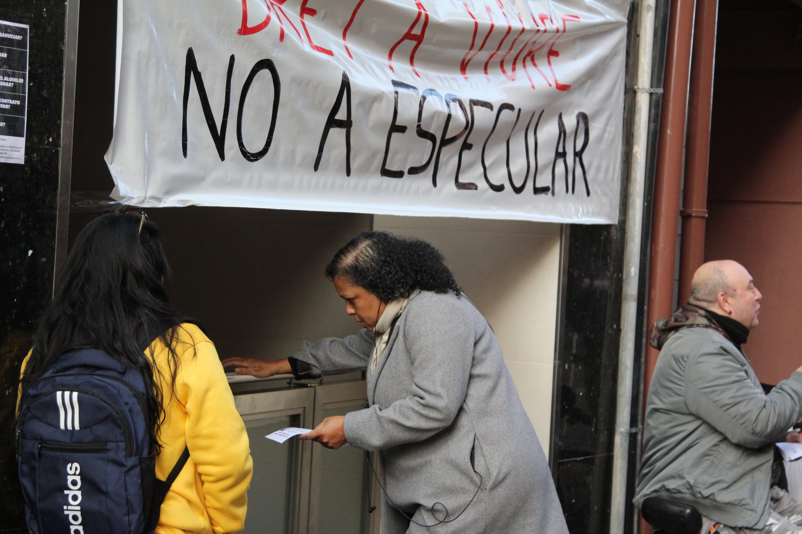 Concentració per evitar el desnonament de l'Ana Barrios, supervivent de violència masclista i mare de tres menors amb autisme / A.R.