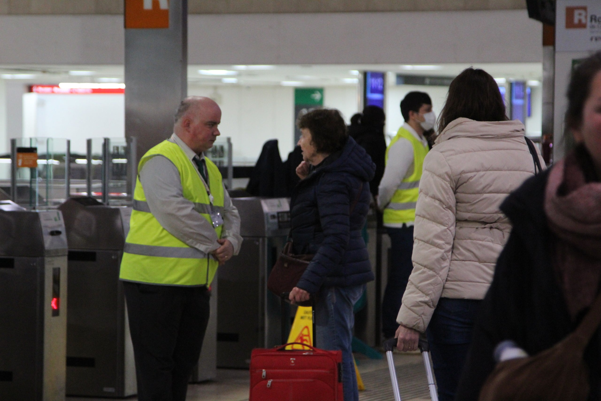 Moltes persones han acudit aquest matí a primera hora a l'estació barcelonina confiant que el servei de Rodalies s'hauria reprès / A.R.