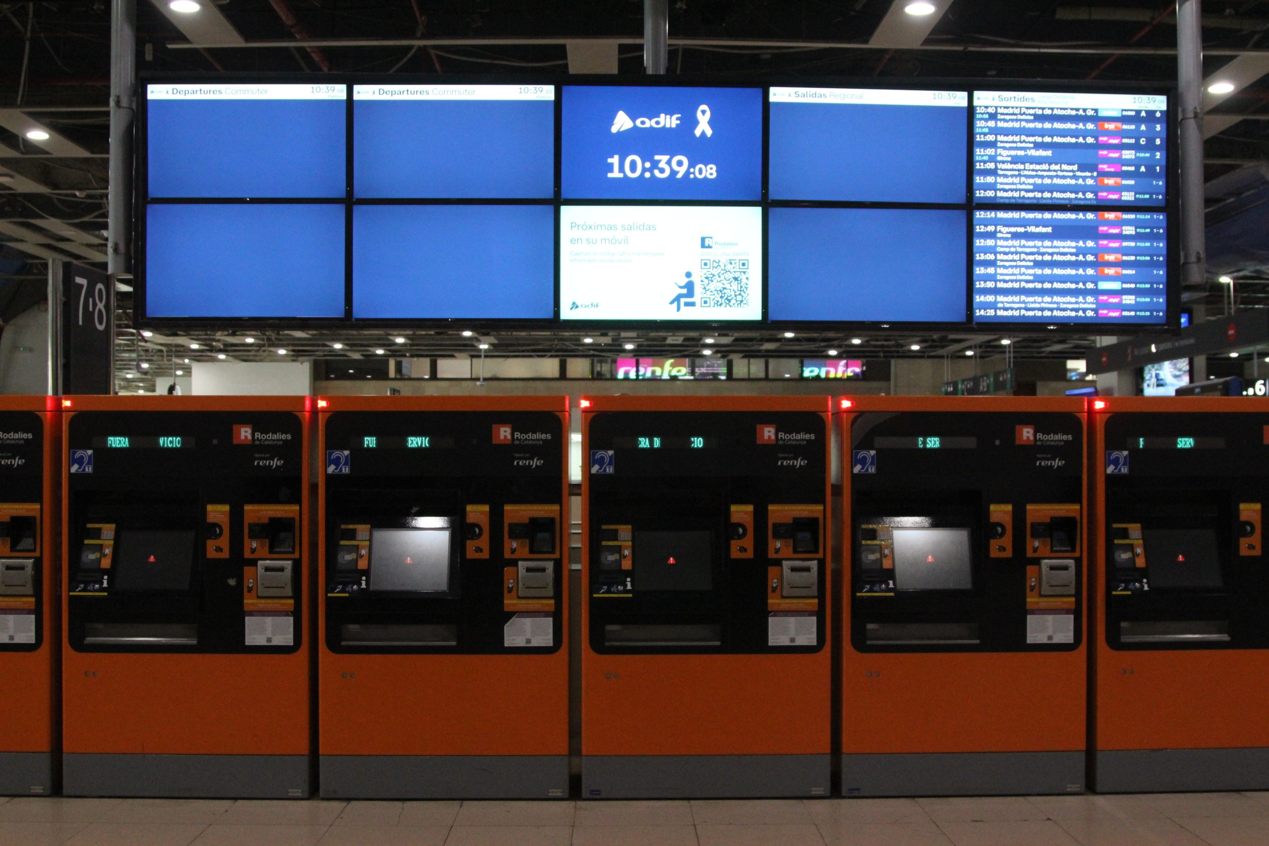 Moltes persones han acudit aquest matí a primera hora a l'estació barcelonina confiant que el servei de Rodalies s'hauria reprès / A.R.