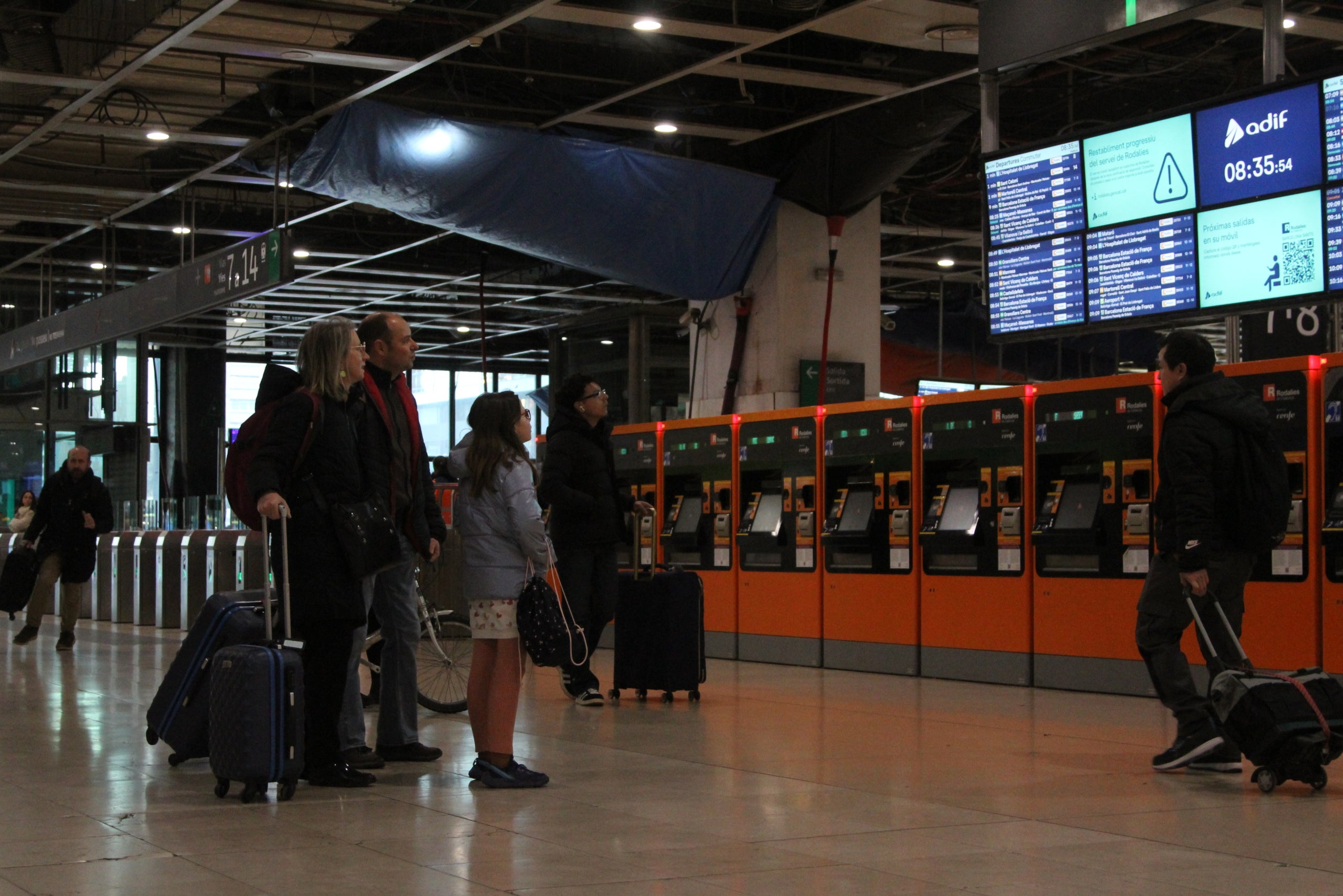 Restabliment progressiu del servei de Rodalies, aquest dilluns al matí a l'estació de Sants / Anton Rosa