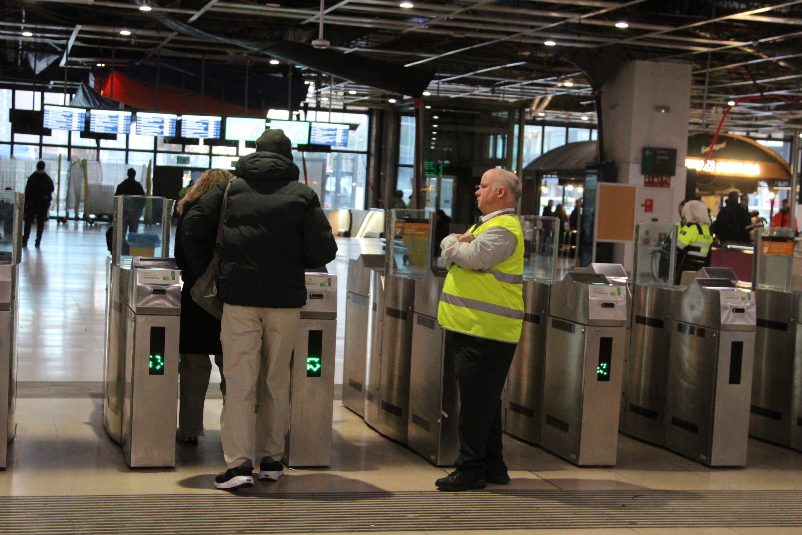 Restabliment progressiu del servei de Rodalies, aquest dilluns al matí a l'estació de Sants / Anton Rosa