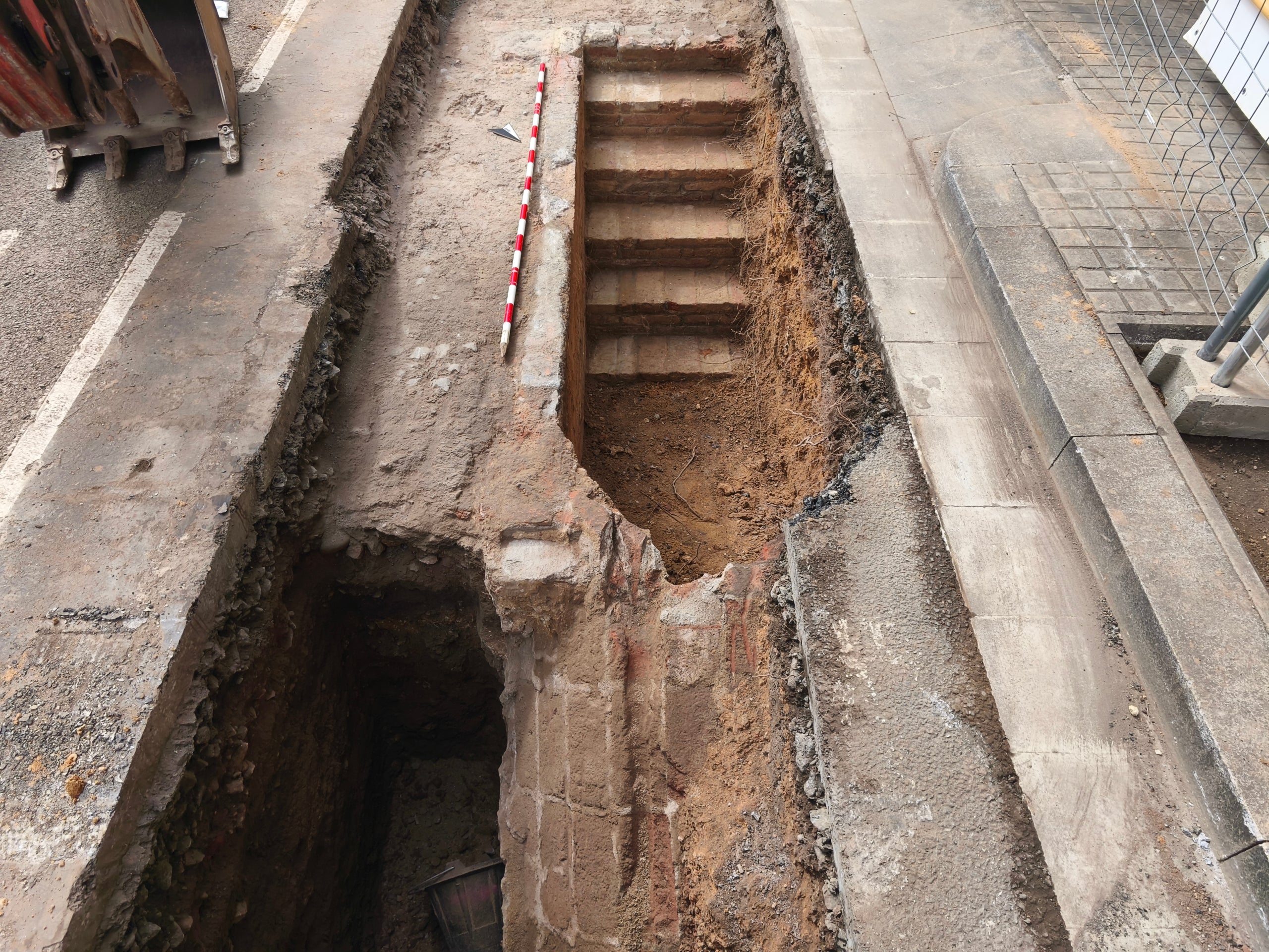 Treballs arqueològics al refugi antiaeri de la Guerra Civil trobat al carrer del Consell de Cent amb Independència / Global Mediterránea-Geomática (Ajuntament de Barcelona)