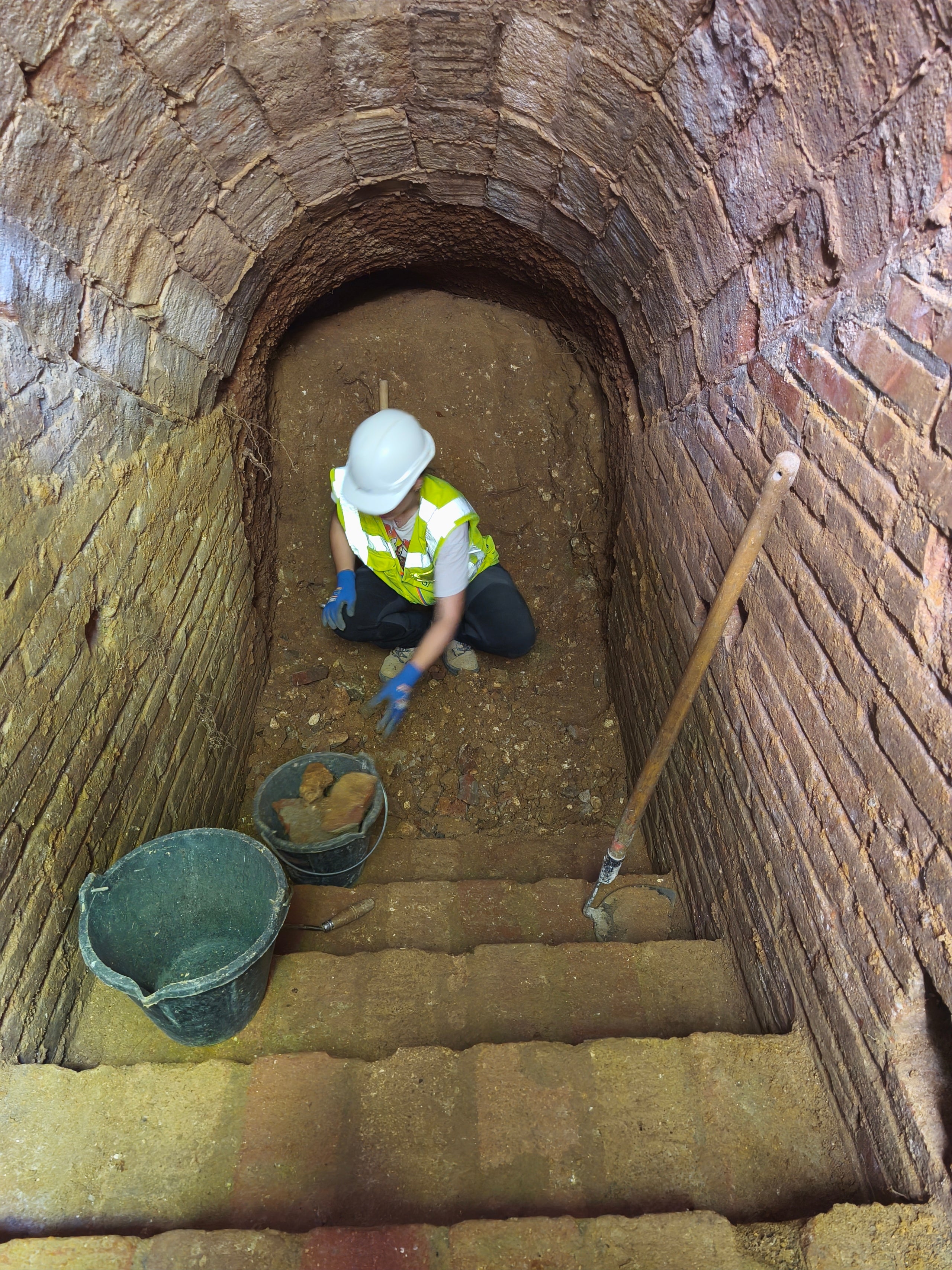 Treballs arqueològics al refugi antiaeri de la Guerra Civil trobat al carrer del Consell de Cent amb Independència / Global Mediterránea-Geomática (Ajuntament de Barcelona)