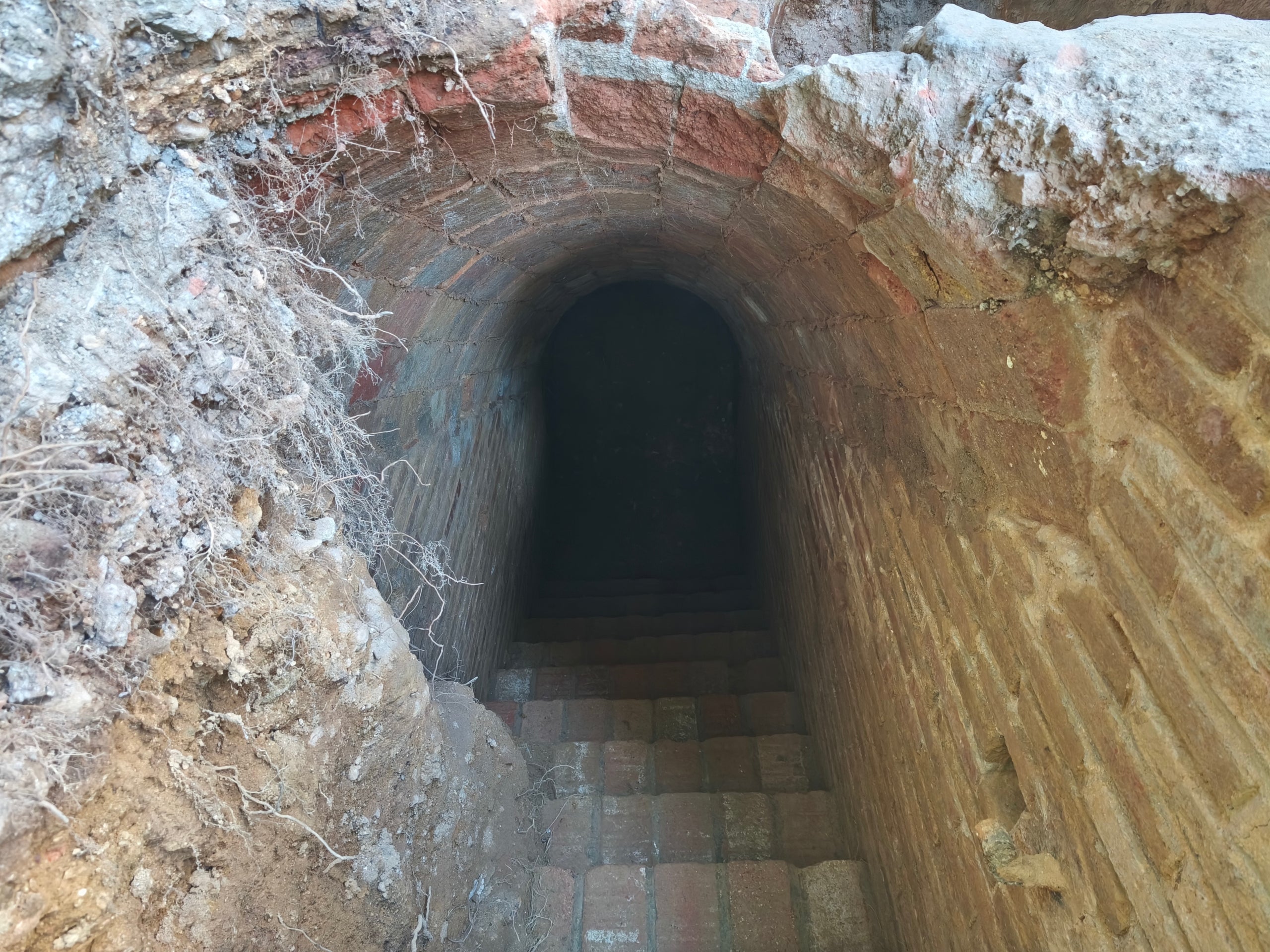 Treballs arqueològics al refugi antiaeri de la Guerra Civil trobat al carrer del Consell de Cent amb Independència / Global Mediterránea-Geomática (Ajuntament de Barcelona)