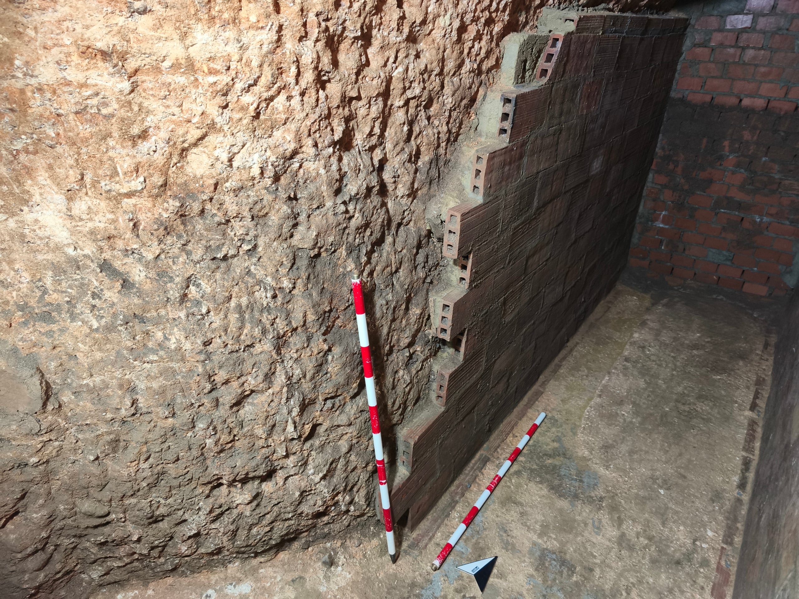 Treballs arqueològics al refugi antiaeri de la Guerra Civil trobat al carrer del Consell de Cent amb Independència / Global Mediterránea-Geomática (Ajuntament de Barcelona)