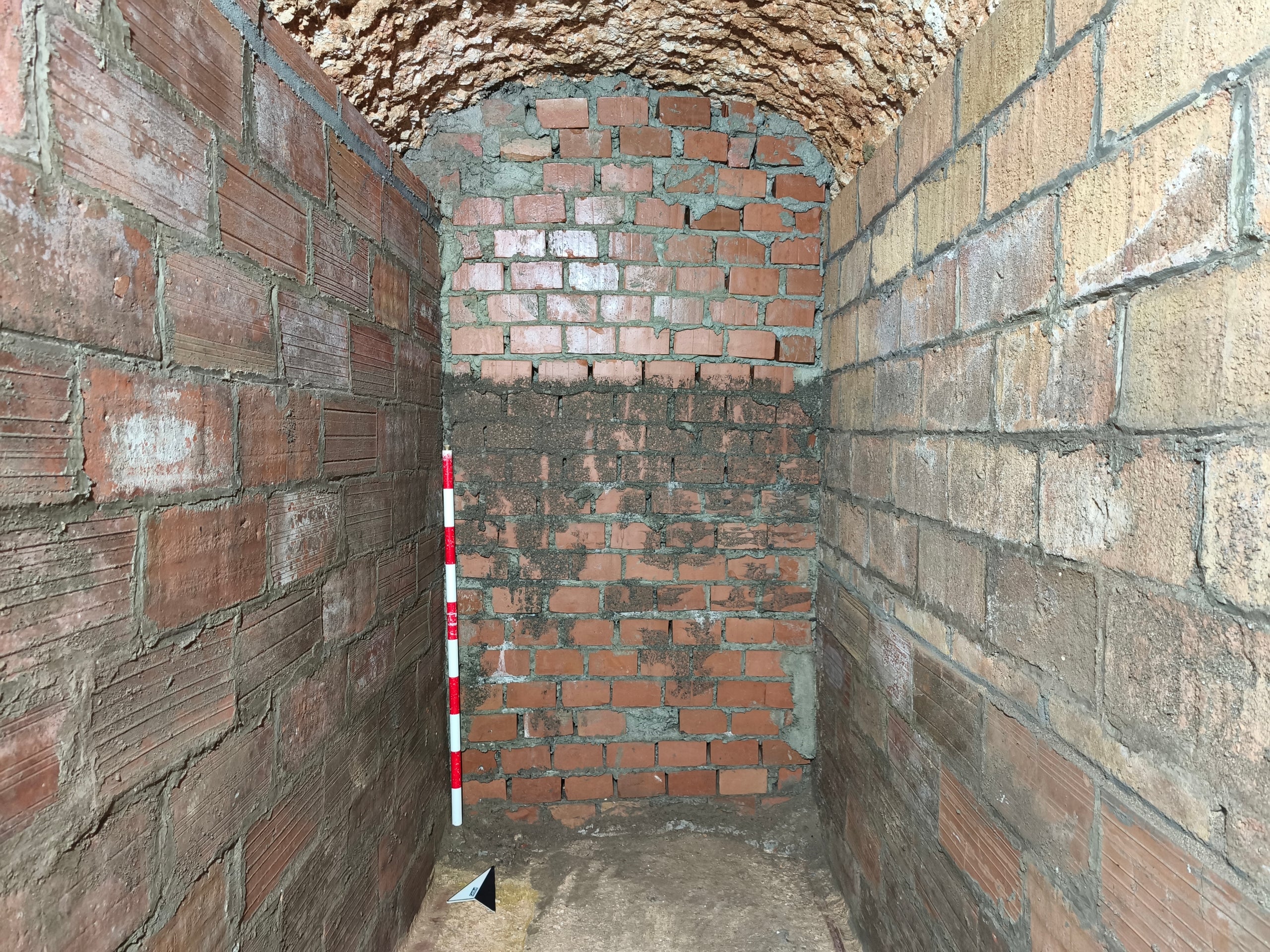 Treballs arqueològics al refugi antiaeri de la Guerra Civil trobat al carrer del Consell de Cent amb Independència / Global Mediterránea-Geomática (Ajuntament de Barcelona)