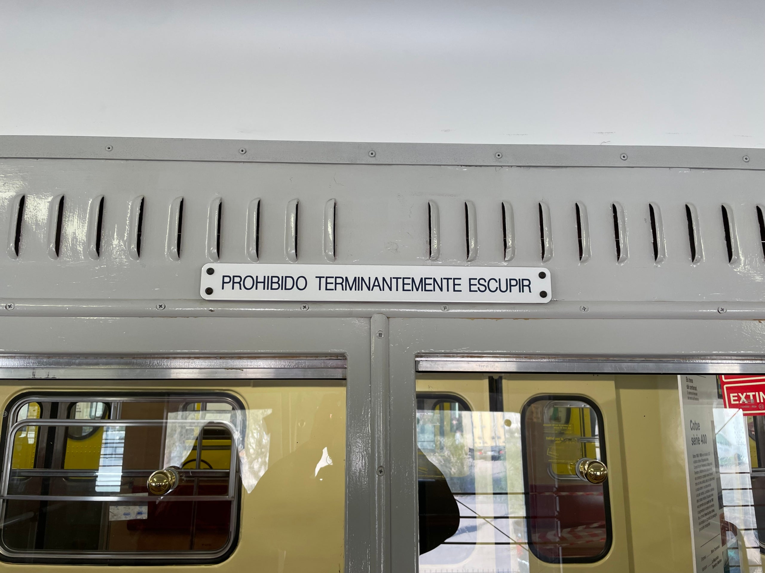 Rètols amb normes als primers trens que van circular per la xarxa i que TMB ha restaurat pel centenari del metro / A.R.