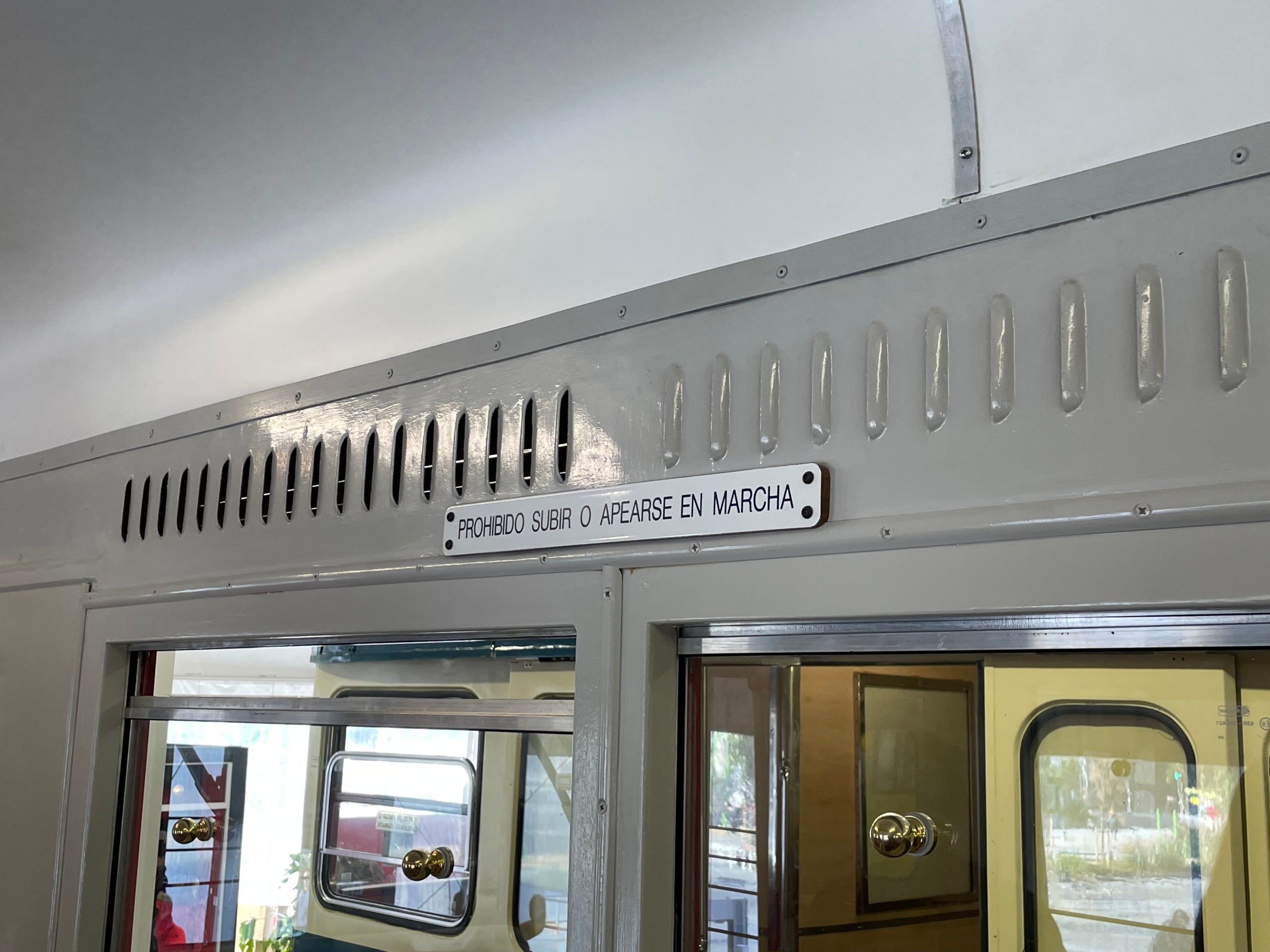 Rètols amb normes als primers trens que van circular per la xarxa i que TMB ha restaurat pel centenari del metro / A.R.