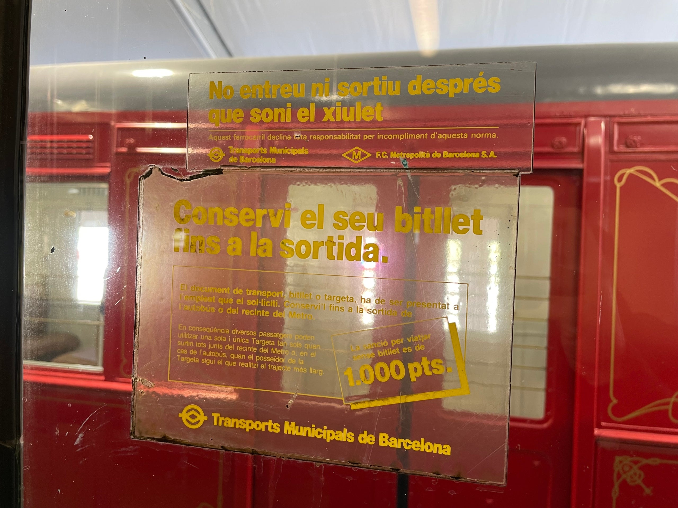 Adhesiu on s'inclouen una sèrie d'advertències per als passatgers dels trens de la sèrie 100 que circulaven durant el segle XX pel metro / A.R.