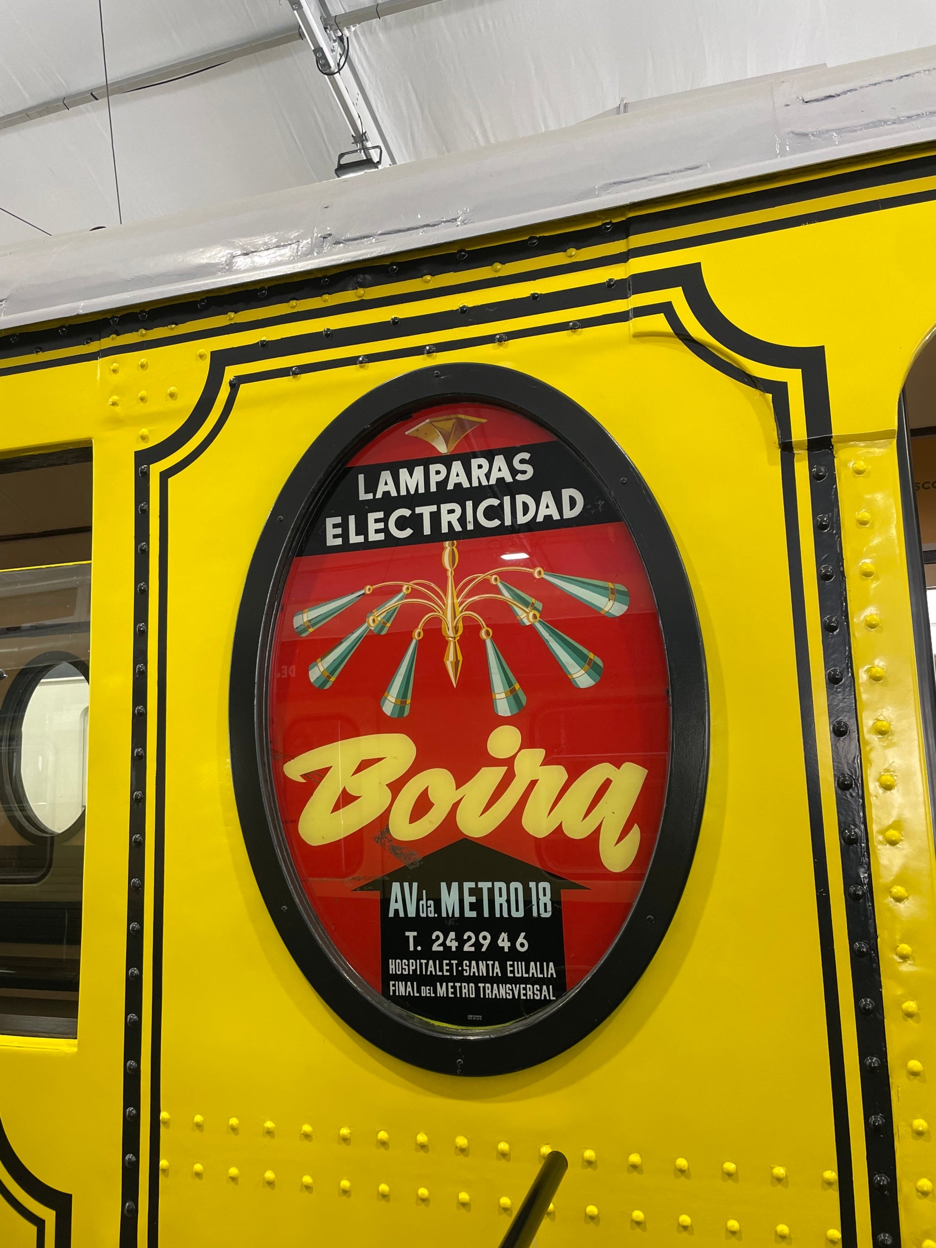 Anuncis antics en alguns dels cinc trens històrics que TMB ha restaurat per commemorar el centenari del metro / A.R.