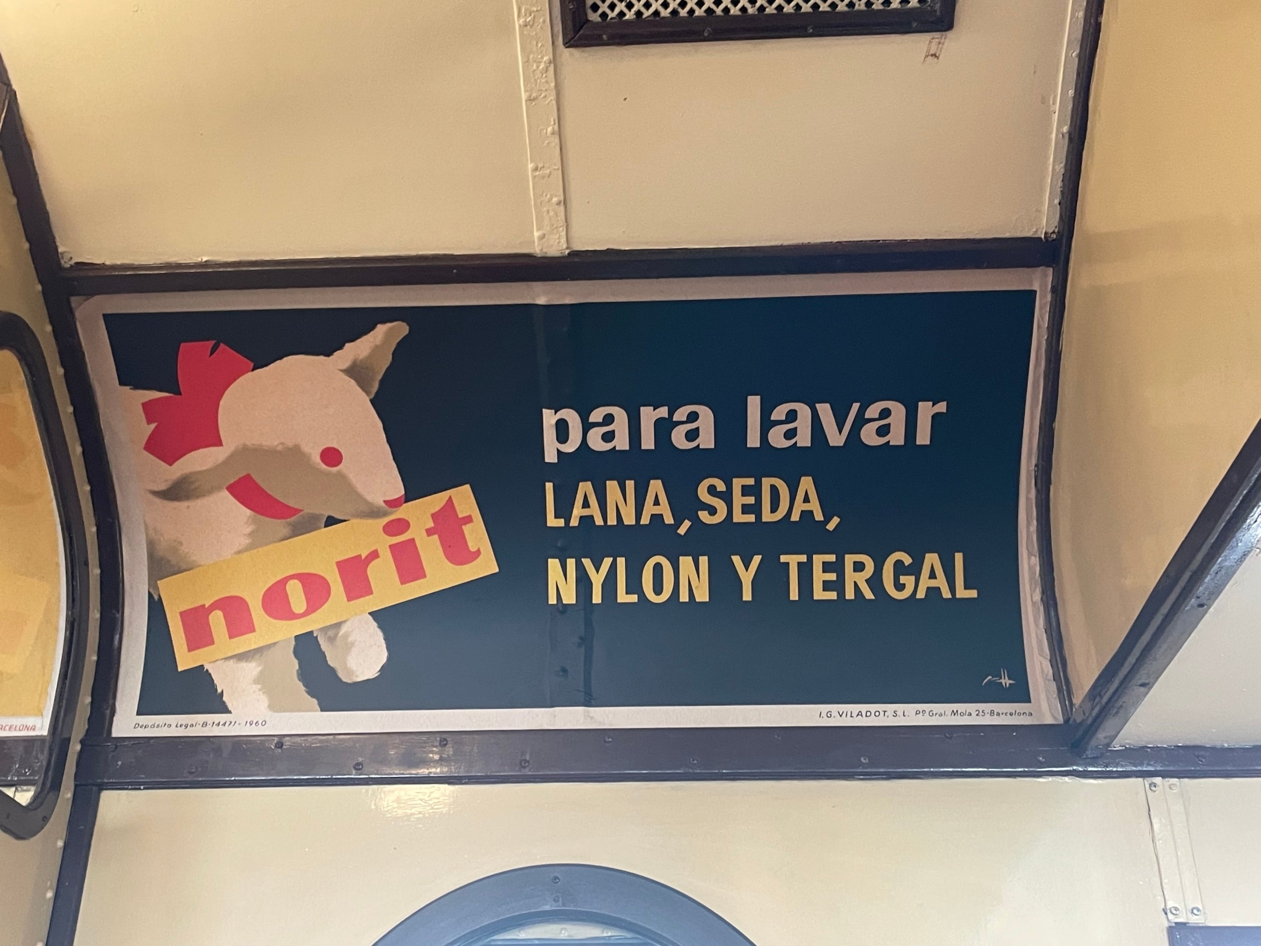 Anuncis antics en alguns dels cinc trens històrics que TMB ha restaurat per commemorar el centenari del metro / A.R.