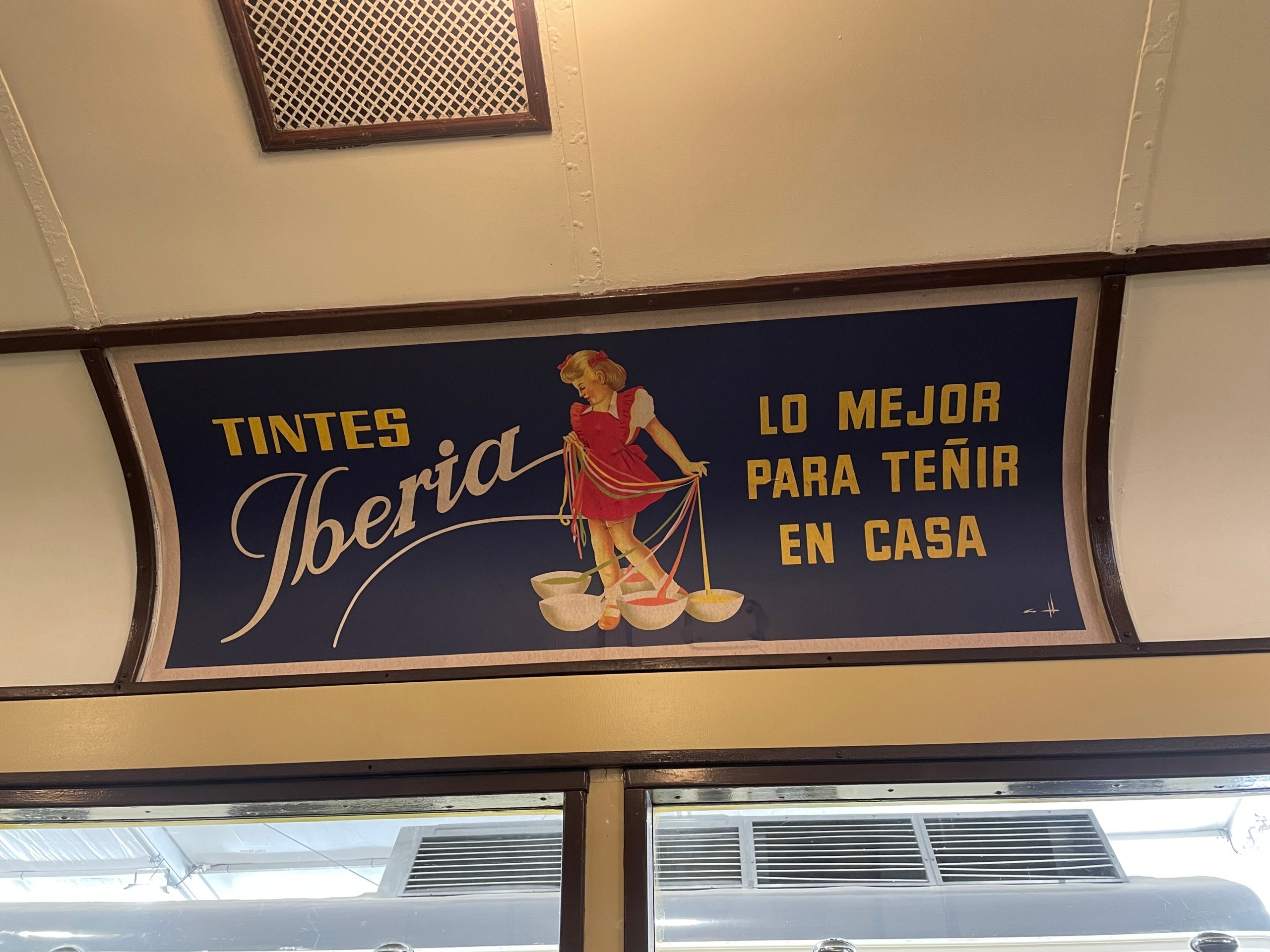 Anuncis antics en alguns dels cinc trens històrics que TMB ha restaurat per commemorar el centenari del metro / A.R.