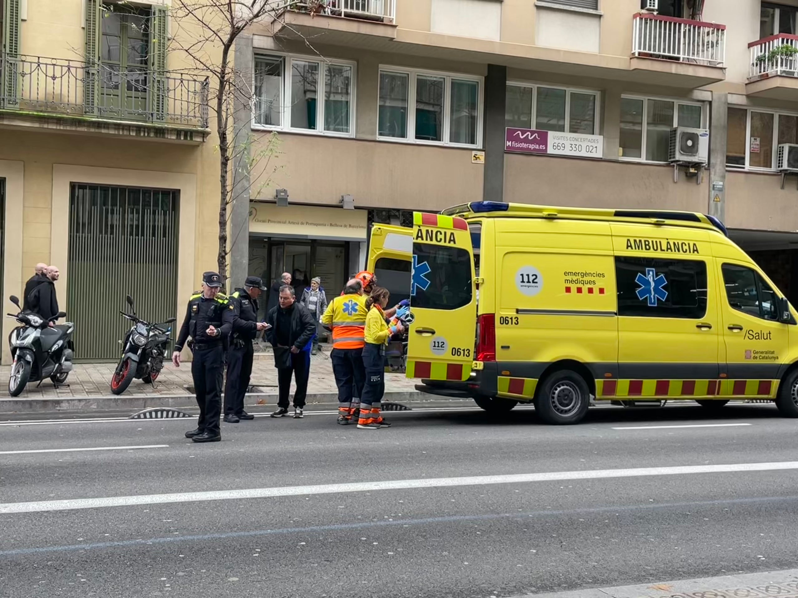 Actuació dels Bombers, la Urbana i el SEM per poder evacuar del seu pis un veí del carrer d'Aragó / A.R.