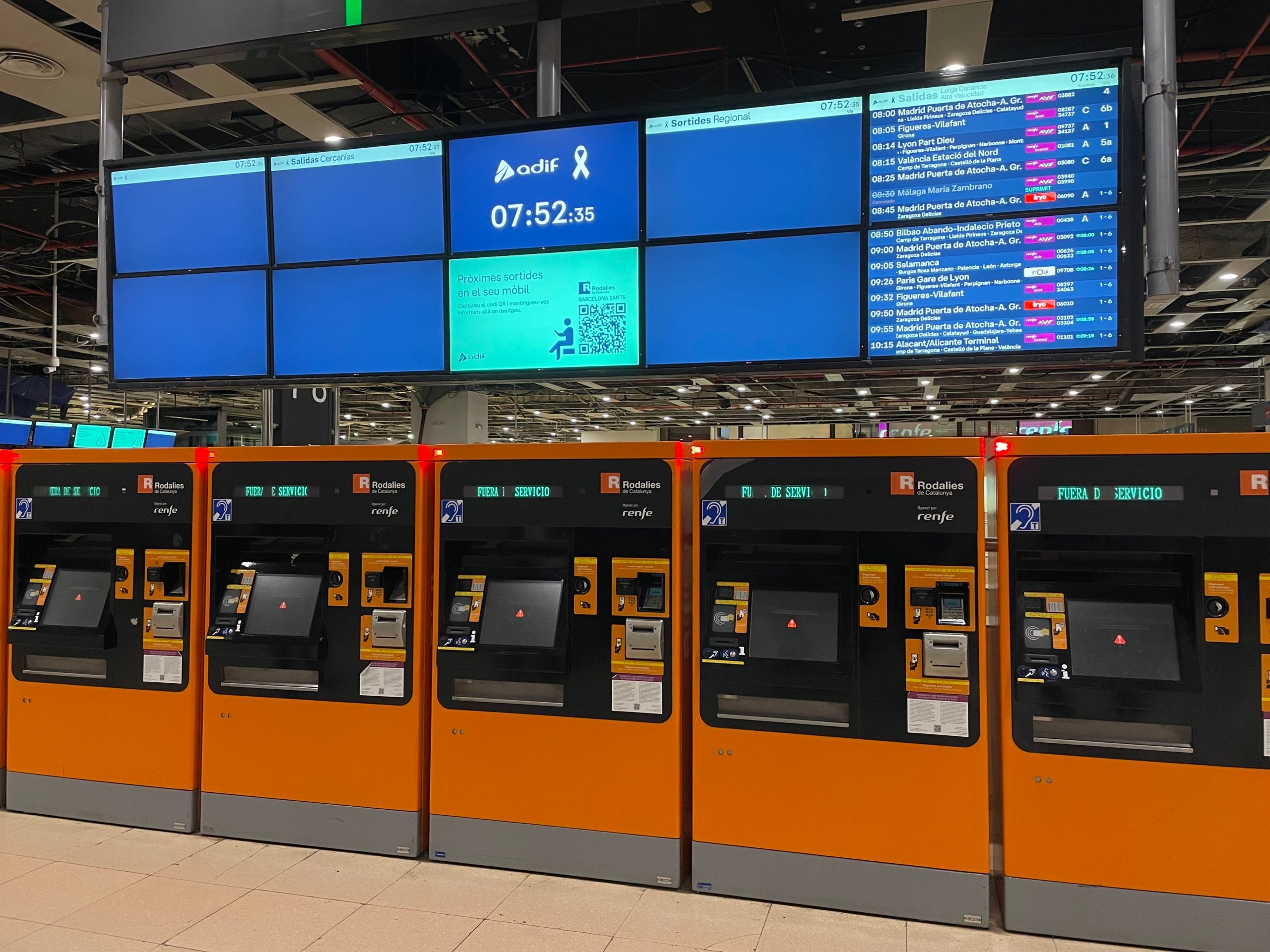 Moltes persones han acudit aquest matí a primera hora a l'estació barcelonina confiant que el servei de Rodalies s'hauria reprès / A.R.