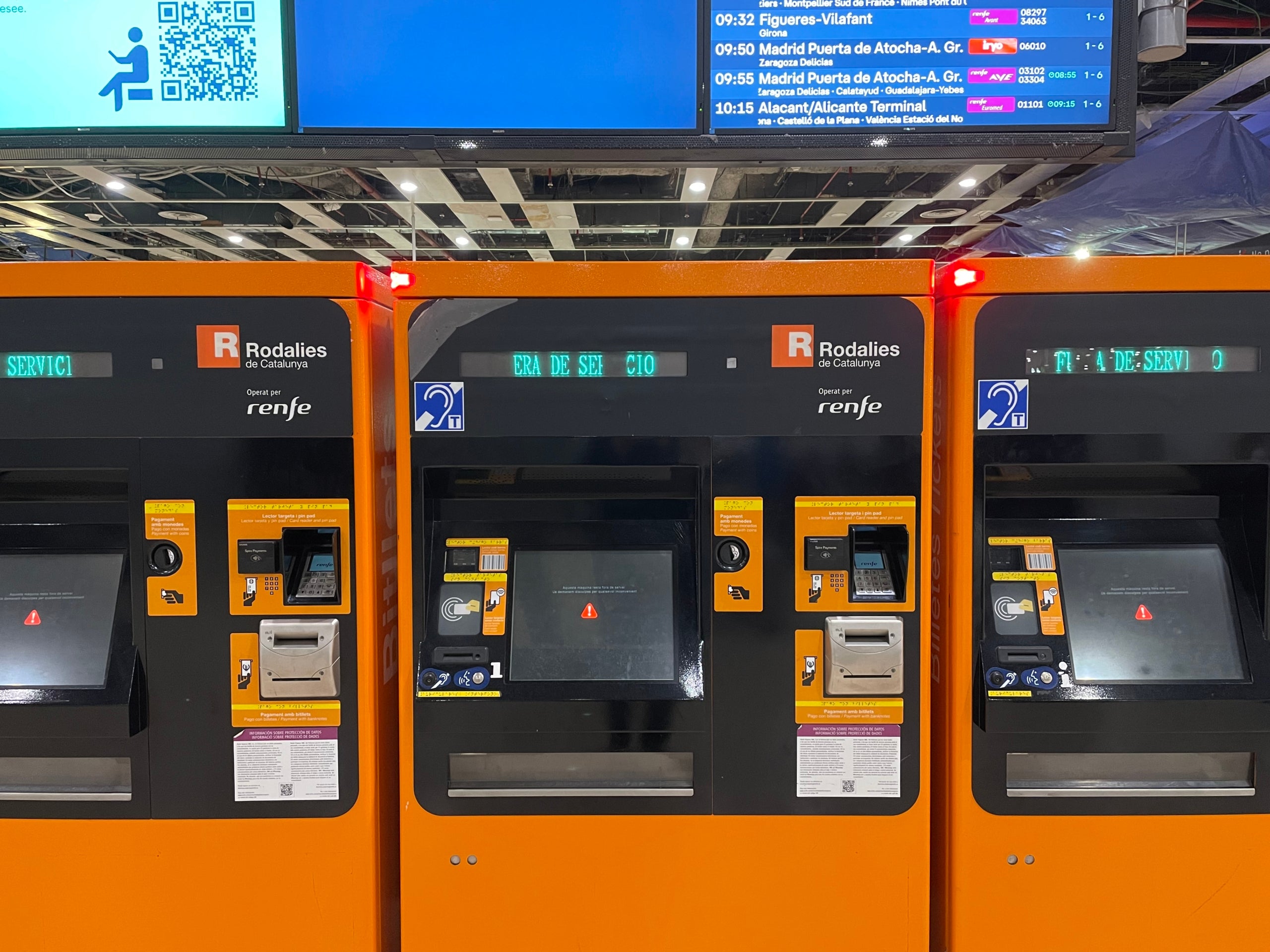 Moltes persones han acudit aquest matí a primera hora a l'estació barcelonina confiant que el servei de Rodalies s'hauria reprès / A.R.