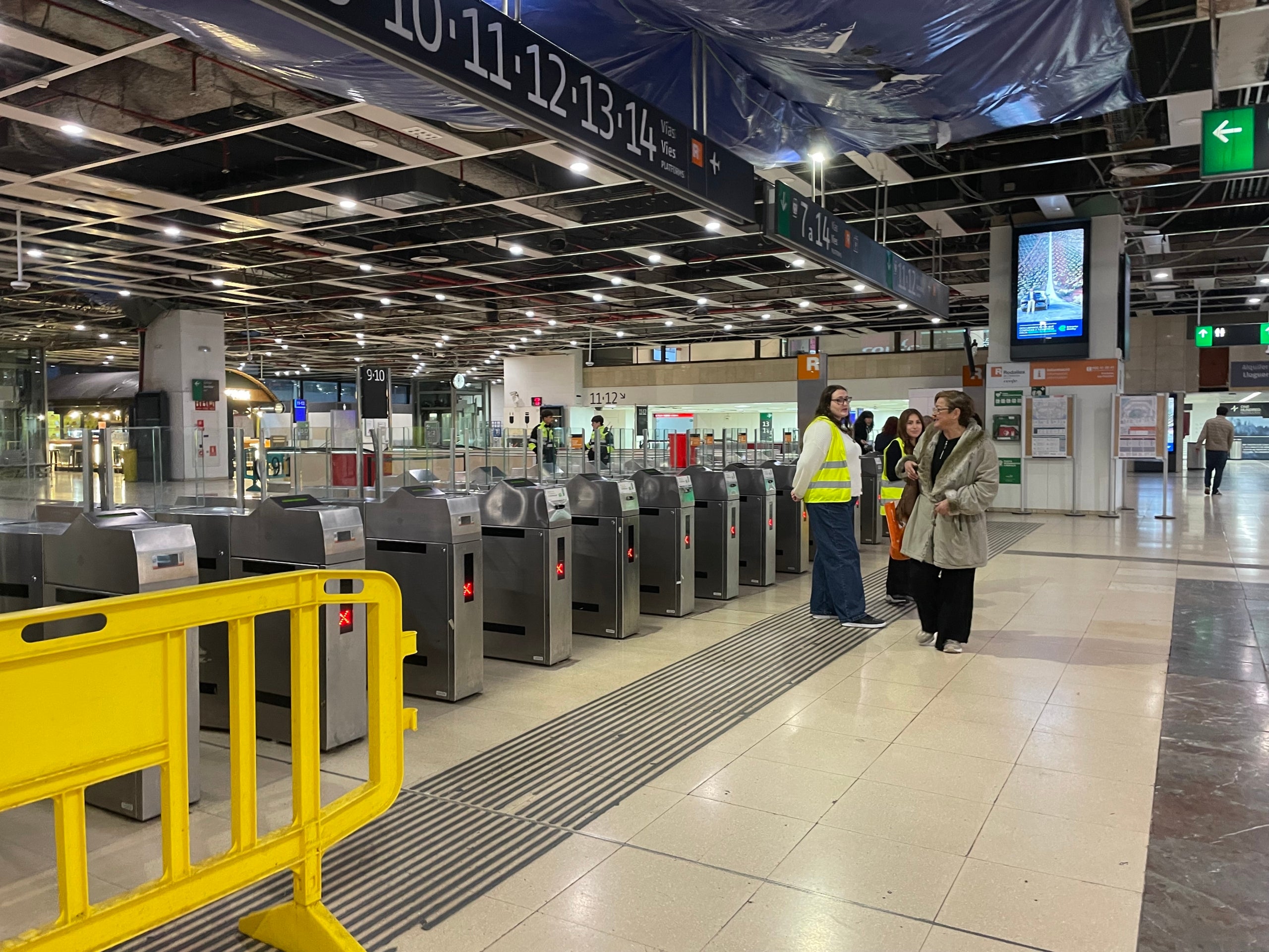 Moltes persones han acudit aquest matí a primera hora a l'estació barcelonina confiant que el servei de Rodalies s'hauria reprès / A.R.