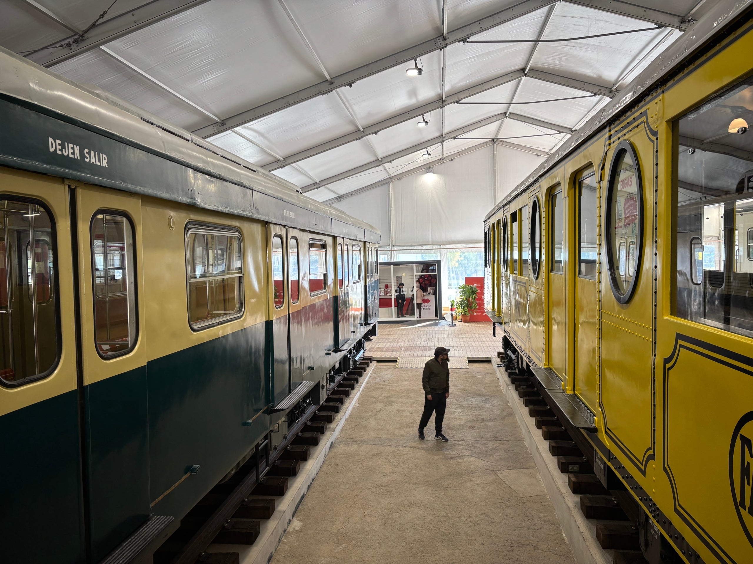 Dos dels cinc trens històrics que TMB ha restaurat per commemorar el centenari del metro / TOT Barcelona