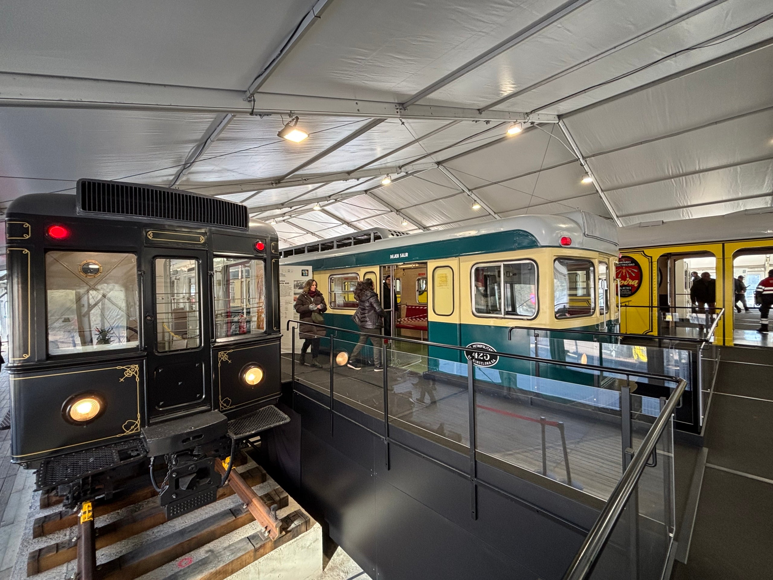 Dos dels cinc trens històrics que TMB ha restaurat per commemorar el centenari del metro / TOT Barcelona