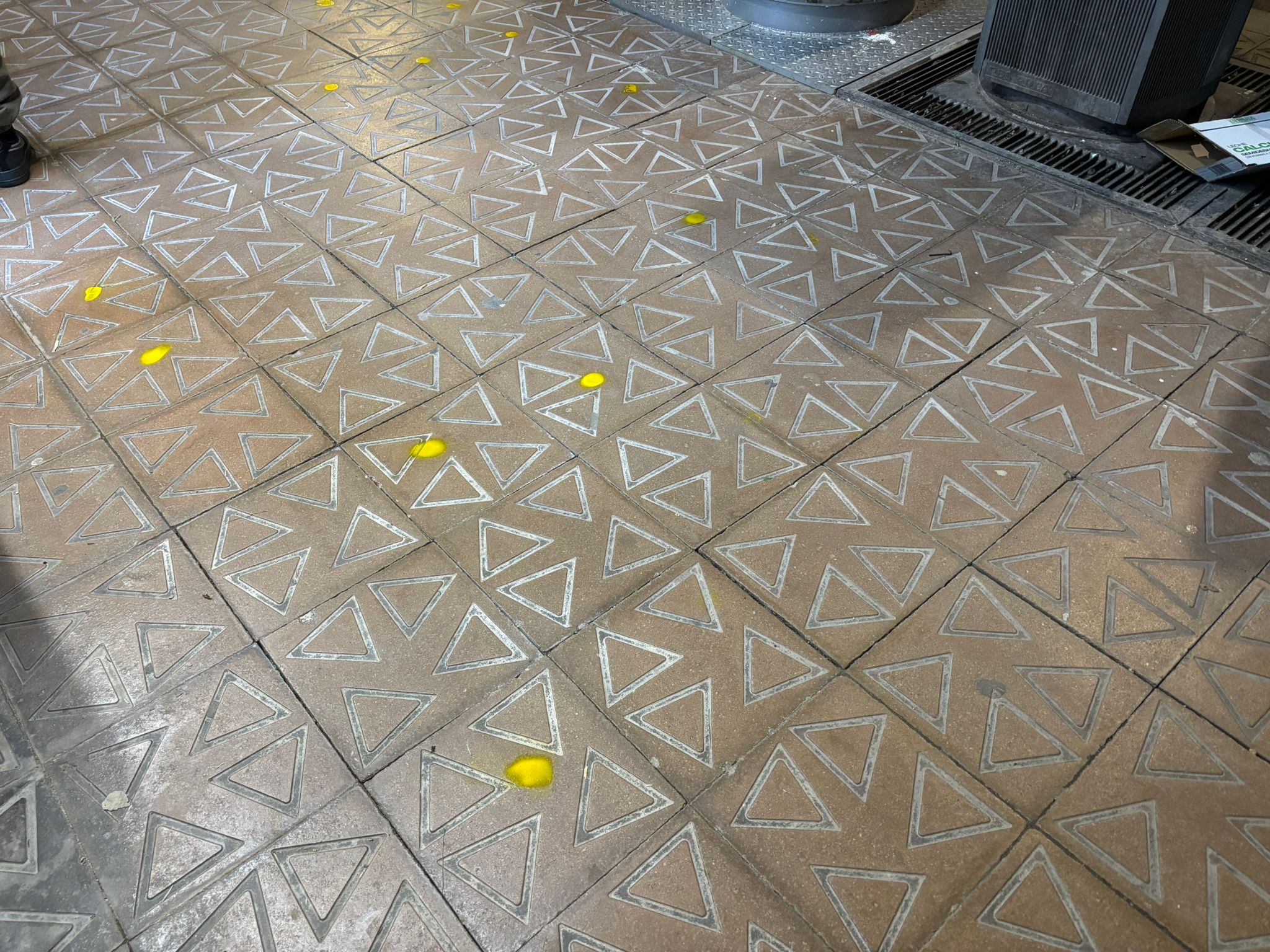 Baldosas rotas o que se mueven pintadas de amarillo en la Gran Vía, en el distrito de Sant Martí / Cedida al TOT 