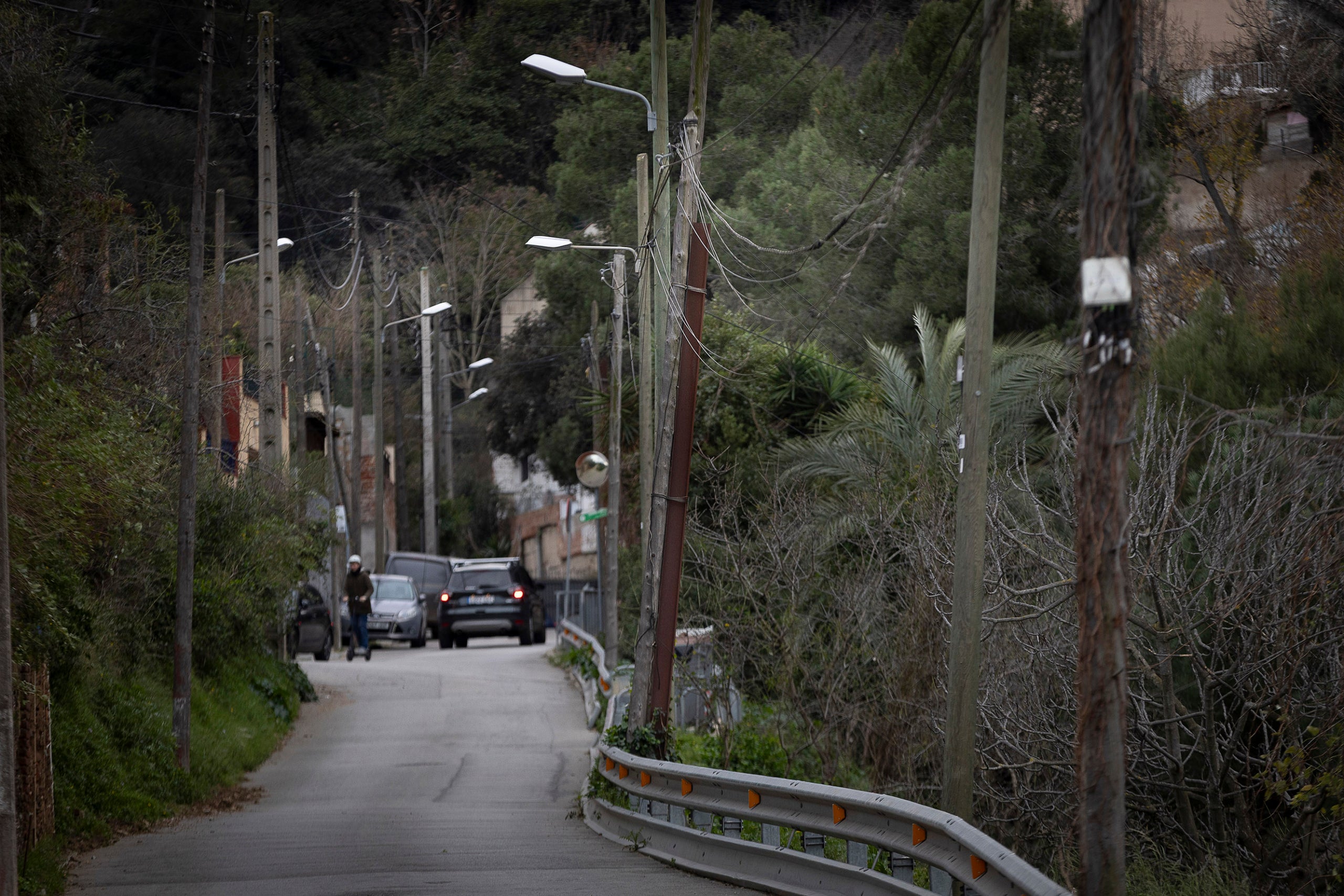 Proyecto de soterrar el cableado eléctrico en las calles Llerona y avenida Escolapi Càncer en el barrio de Torre Baró.
08.01.2026, Barcelona
foto: Jordi Play para totbarcelona.cat