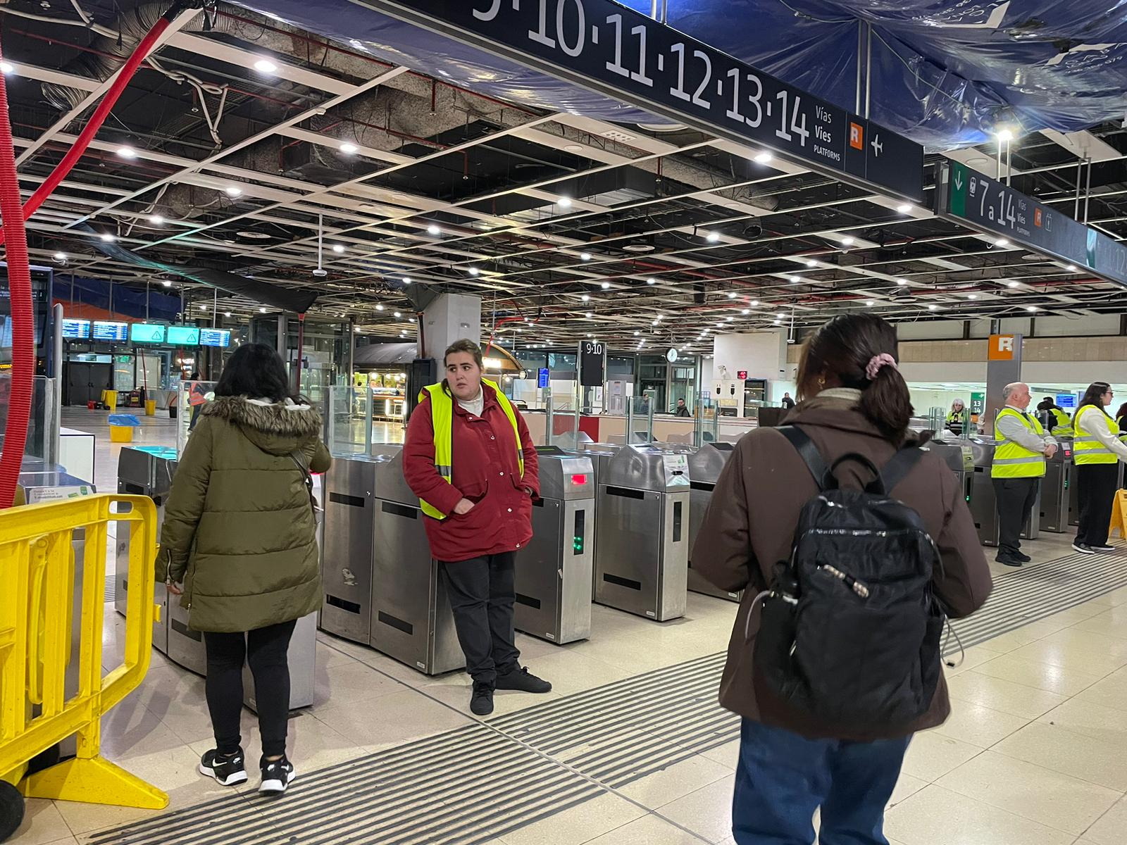 Passatgers desconcertats el dia del suposat restabliment progressiu del servei de Rodalies, aquest dilluns al matí a l'estació de Sants / Anton Rosa