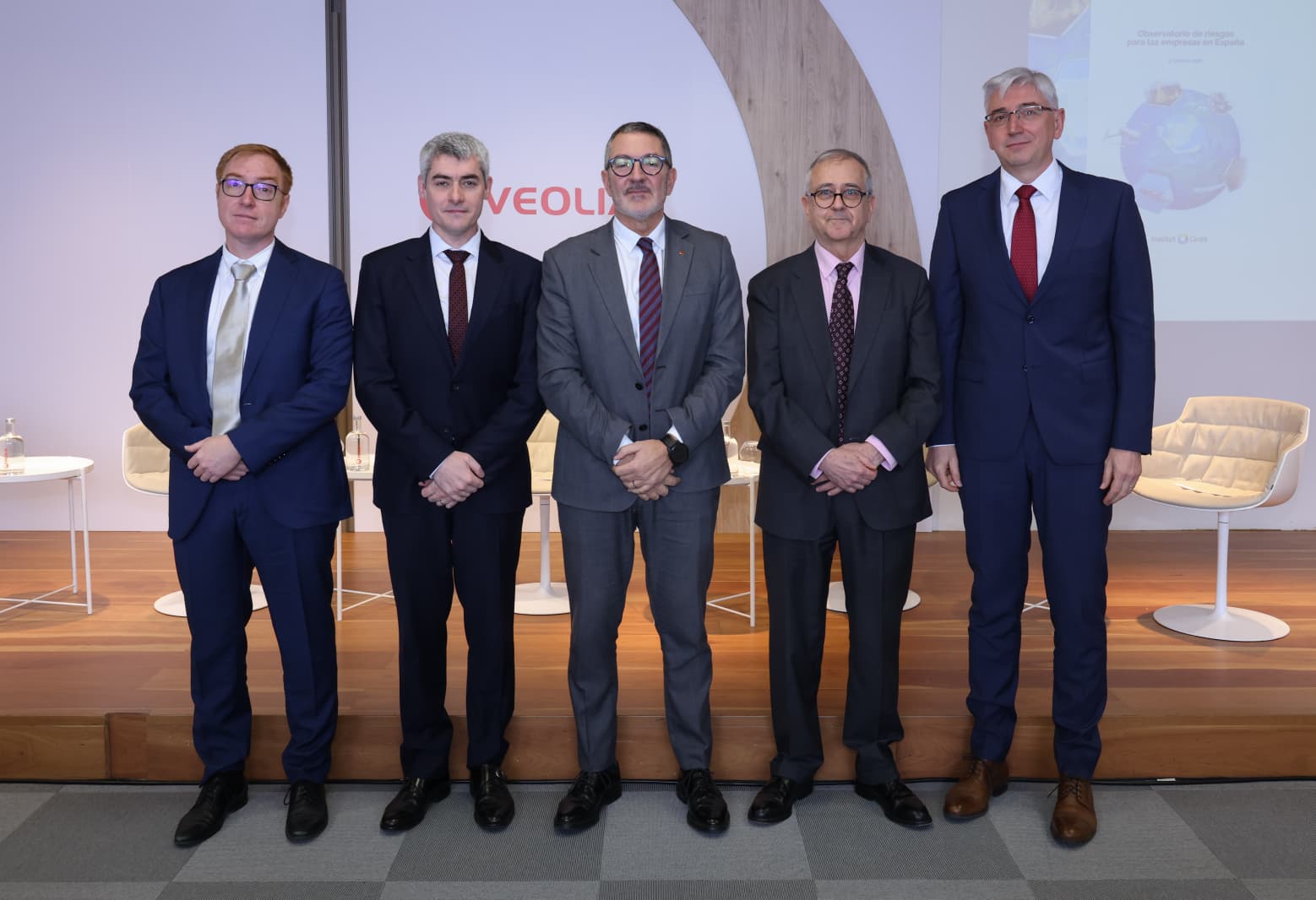 De izquierda a derecha, Miguel Hernández, director general del Institut Cerdà, Daniel Tugues, director País de Veolia en España, Miquel Sàmper, consejero de Empresa y Trabajo de la Generalitat de Catalunya, Carlos Cabrera, presidente del Institut Cerdà y Narcís Berberana, vocal del Patronato del Institut Cerdà / Institut Cerdà