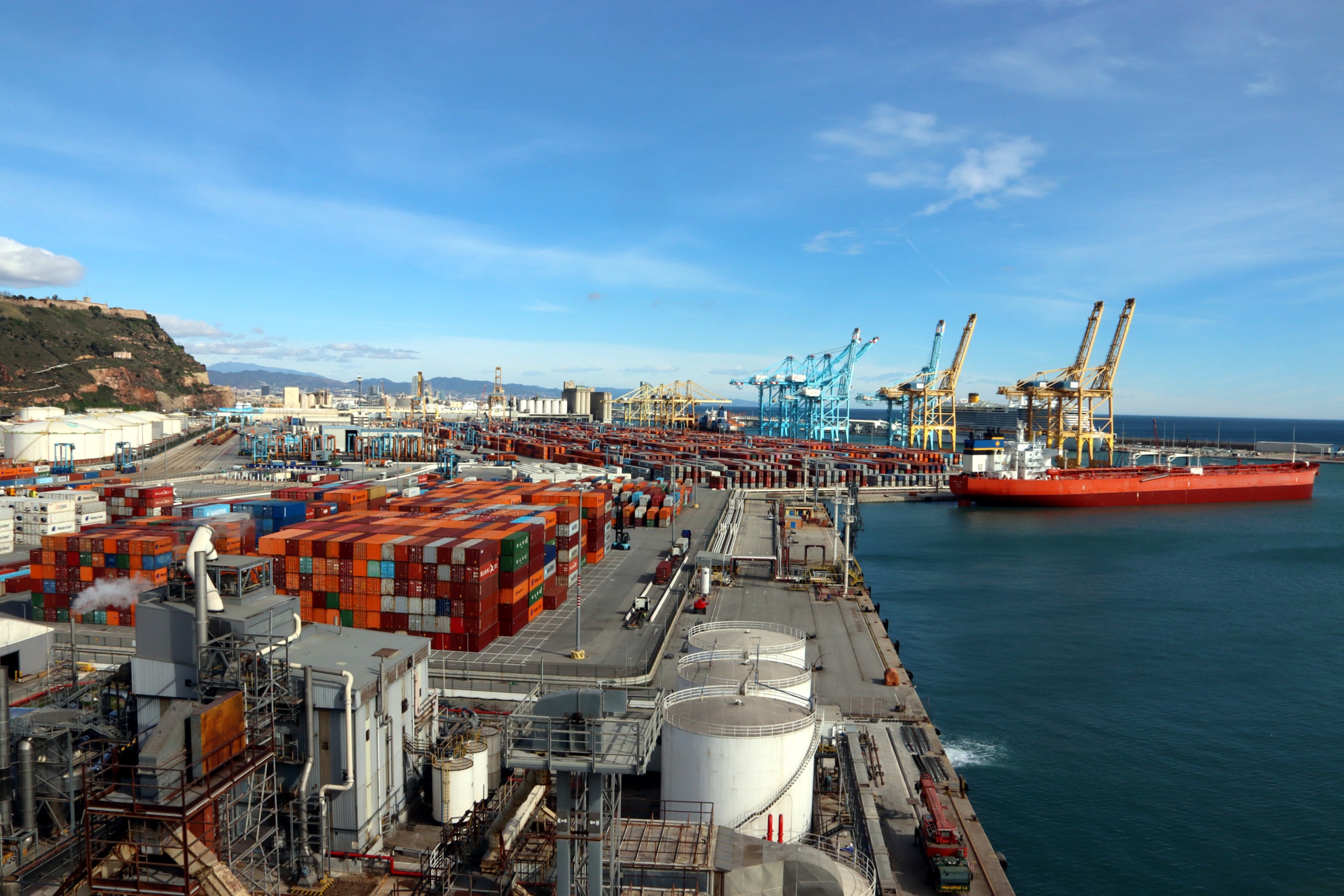 La Zona Franca del Puerto de Barcelona con decenas de contenedores y grúas para transportarlos a los barcos de carga de mercancías | Gerard Escaich Folch (ACN)