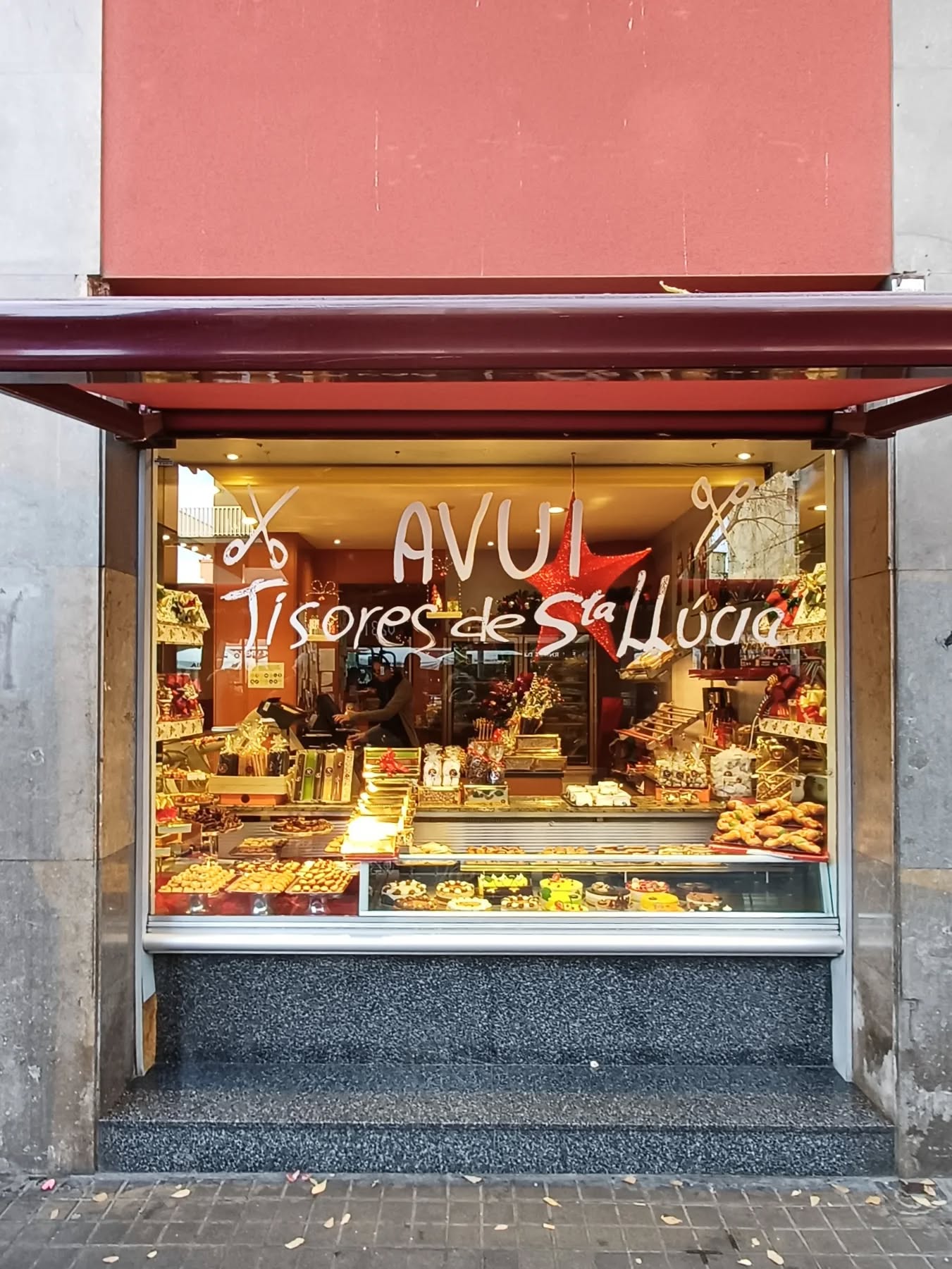 Aparador de la pastisseria Rovira del passeig de Maragall  / Montse Garcia (Facebook)