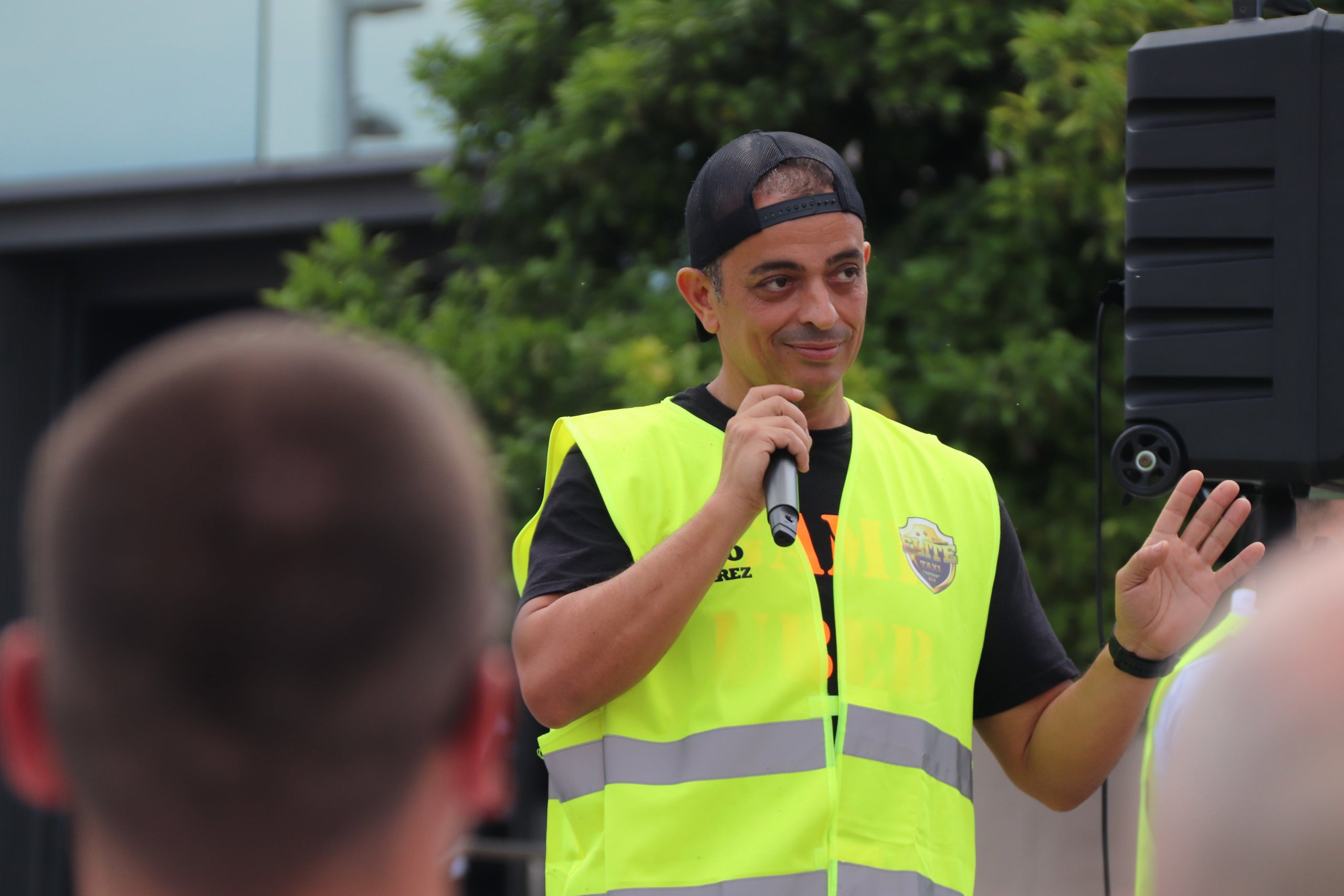 El portaveu d'Élite Taxi, Tito Álvarez, es dirigeix als taxistes abans d'arrencar la marxa lenta contra les VTC / ACN