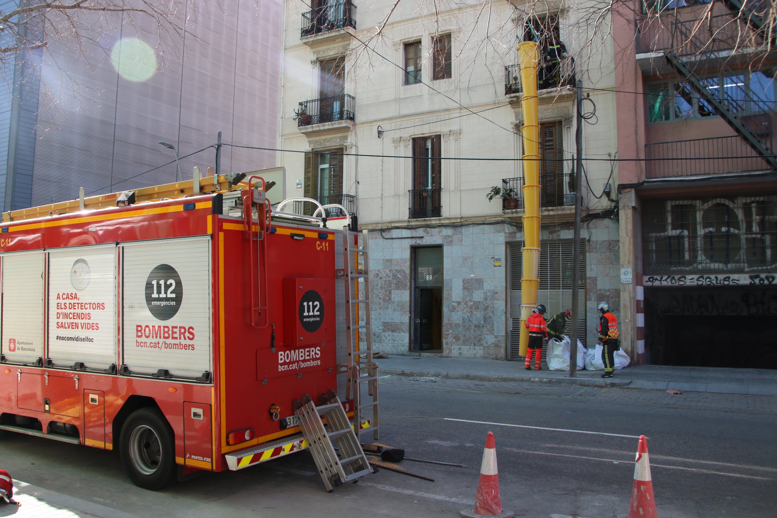 Bombes al carrer d'Àvila en el qual s'ha desplomat un balcó i una part d'una façana / ACN-Bernat Vilaró