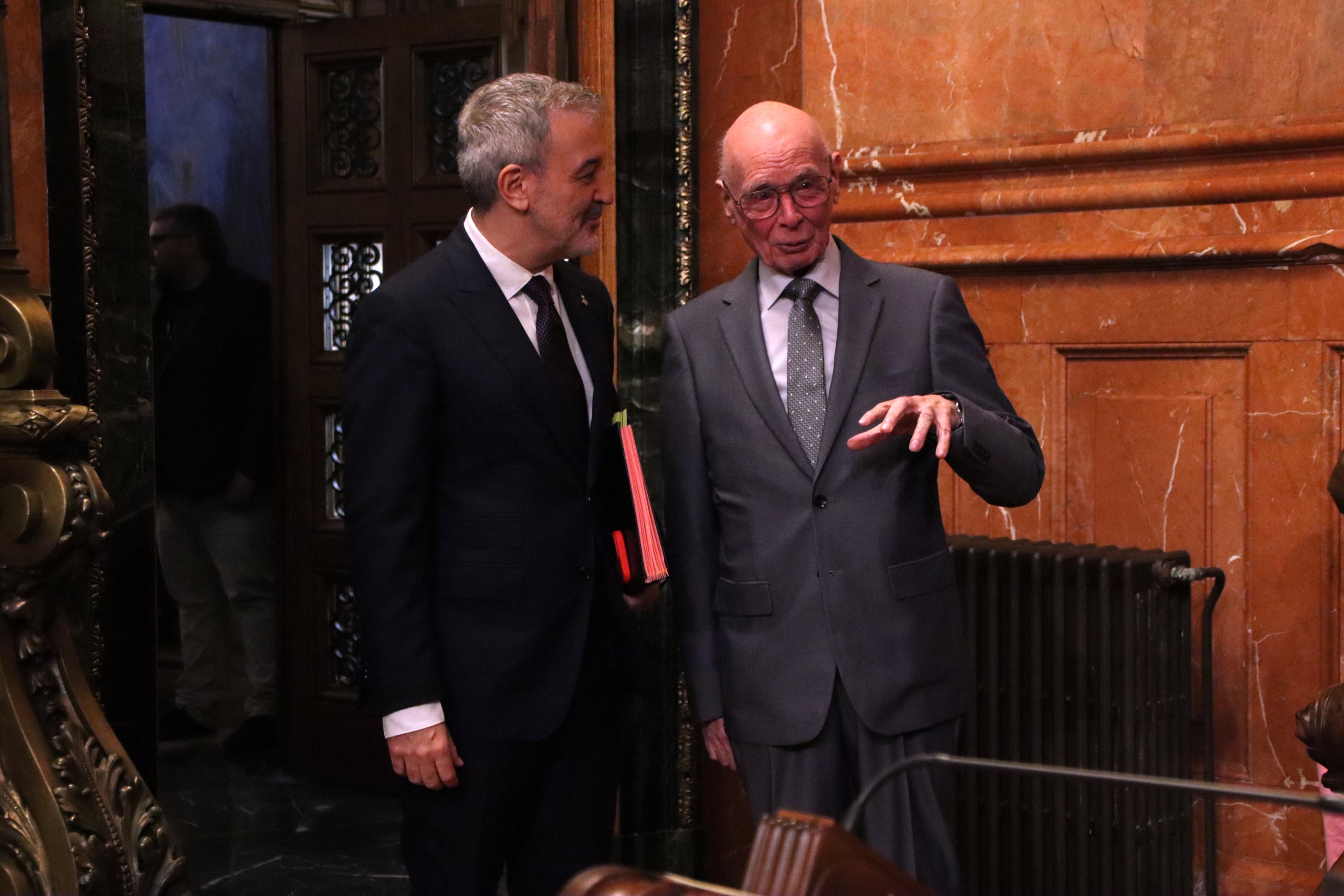 L'alcalde Jaume Collboni amb el regidor Lluís Rabell al plenari municipal | Blanca Blay (ACN)