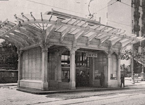 Un dels templets que guardaven els primers ascensors del transport públic de la ciutat a la xarxa del metro / Arxiu TMB