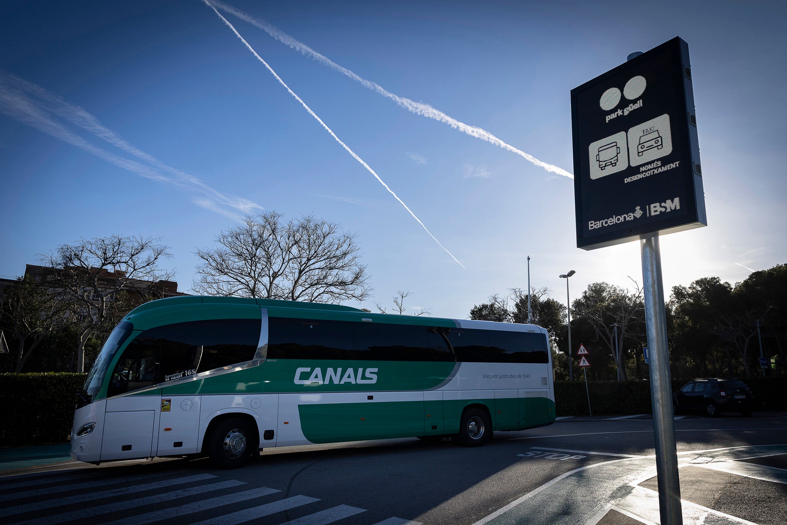 Un autocar turístic al Park Güell, aquesta setmana / Jordi Play 