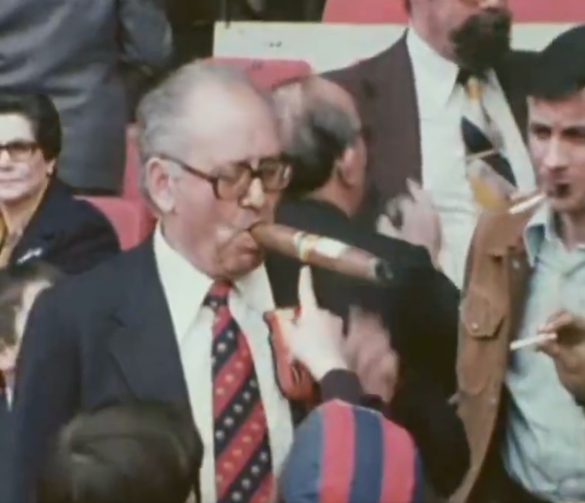 Sebastià Bacardit, el socio del Barça que aparecía en muchos partidos en el viejo Camp Nou con un gran puro y un escudo en la solapa