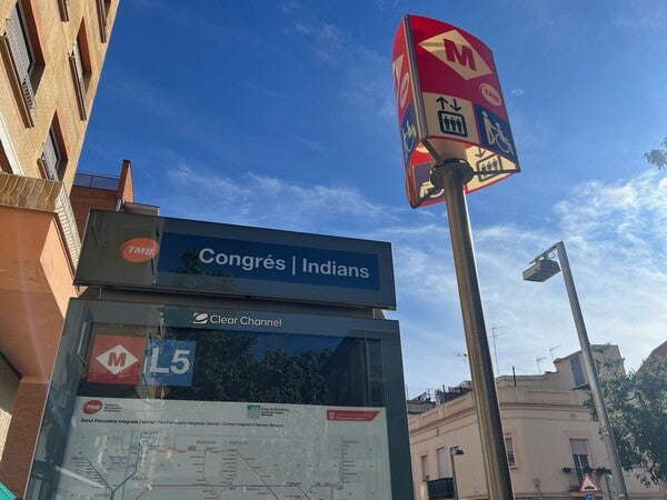 Rètols amb el nou nom de l'estació de Congrés de la línia L5 del metro, que ara ja s'anomena Congrés-Indians en resposta a una reivindicació veïnal / TMB 