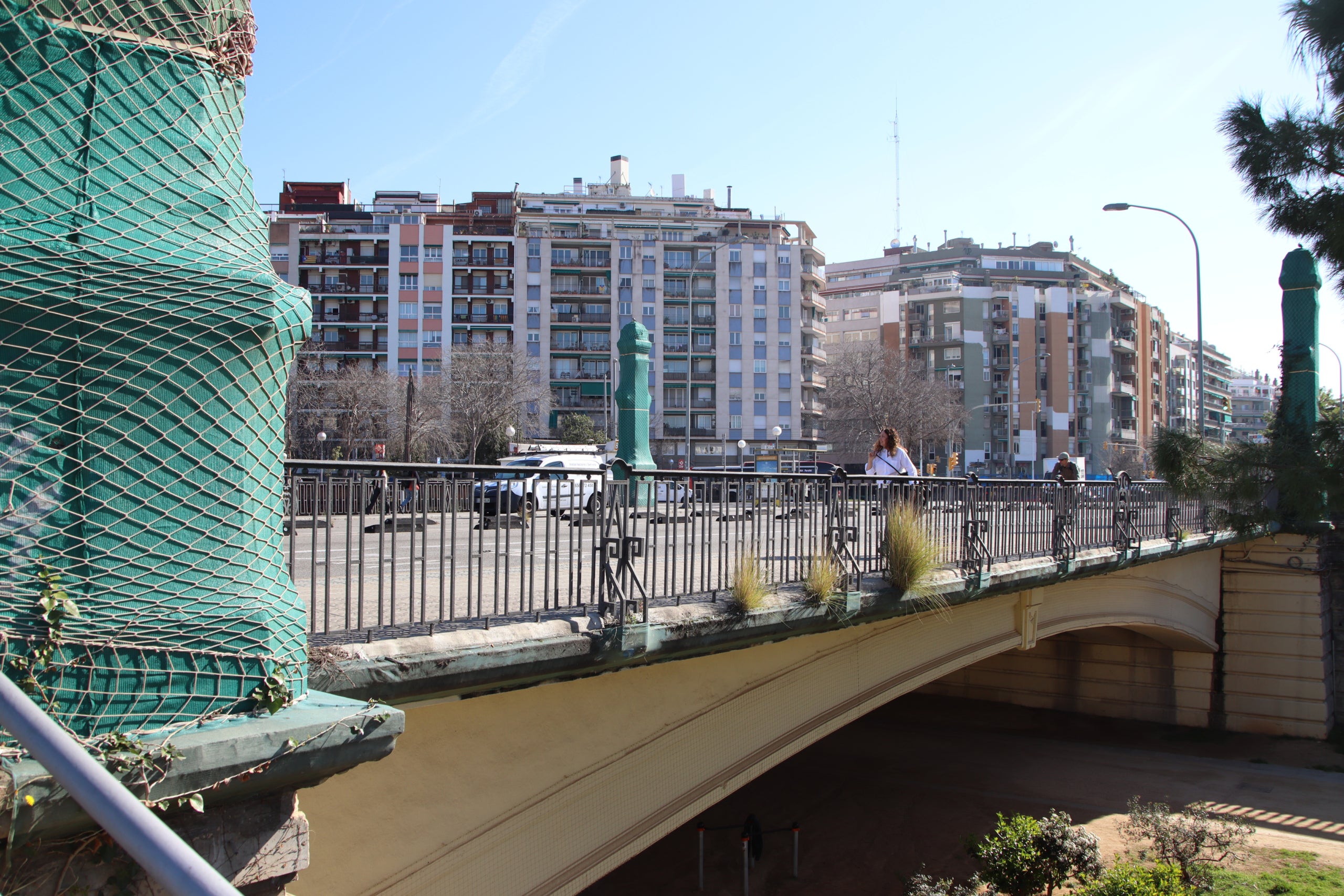 Imatge amb el pont de la Marina amb un un dels pilars que s'arranjaran en primer terme / ACN