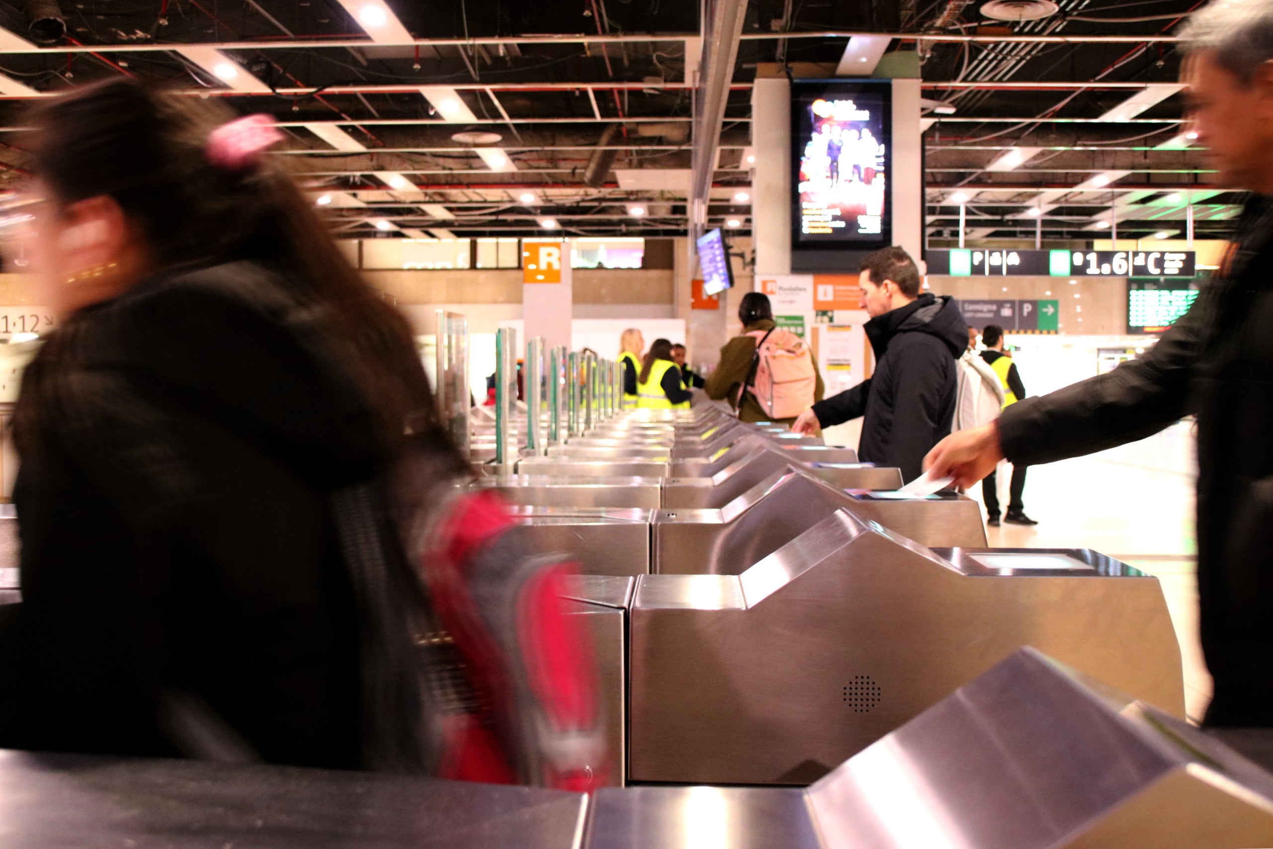 Passatgers validant el bitllet per accedir a les andanes de l'estació de Sants

Data de publicació: dimecres 28 de gener del 2026, 09:45

Localització: Barcelona

Autor: Albert Hernàndez Ventós (ACN)