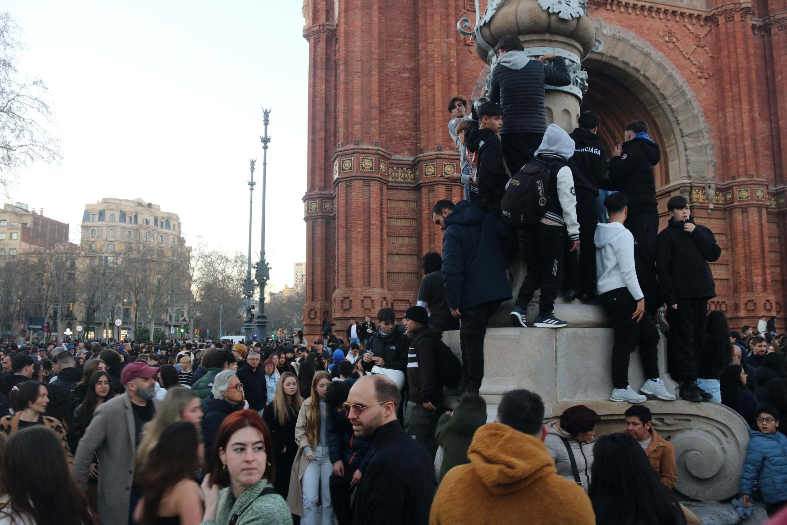 L’Arc de Triomf de Barcelona s’omple de curiosos a la recerca de ‘therians’ / ACN