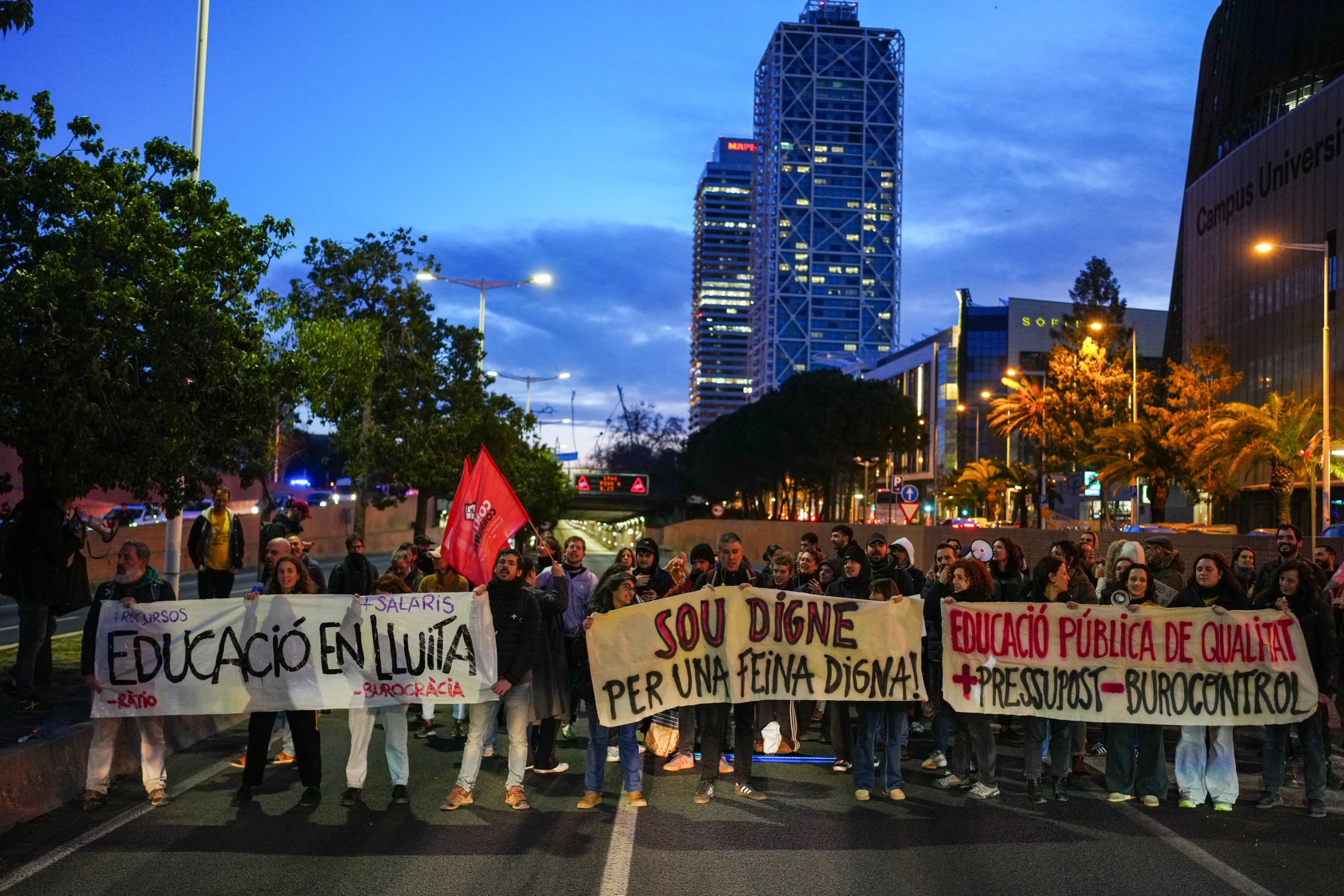 Manifestants tallant la via. | Joan Mateu Parra (ACN)