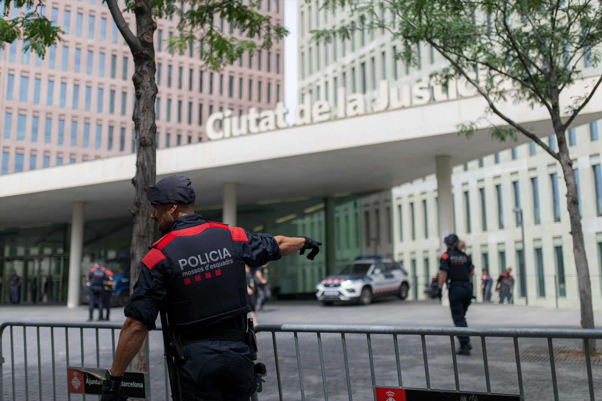 Un agent dels Mossos davant la Ciutat de la Justícia de Barcelona | Lorena Sopêna / Europa Press 